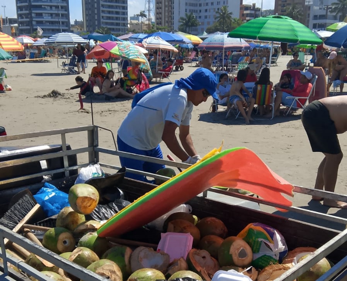 Sanepar recolhe mais de 48 toneladas de lixo no litoral do Estado em apenas 6 dias
