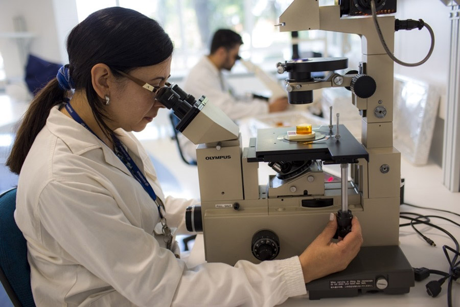 Sanepar realizadas mais de 600 mil análises da água por mês, desde a captação, saída das estações de tratamento e também nas redes de distribuição