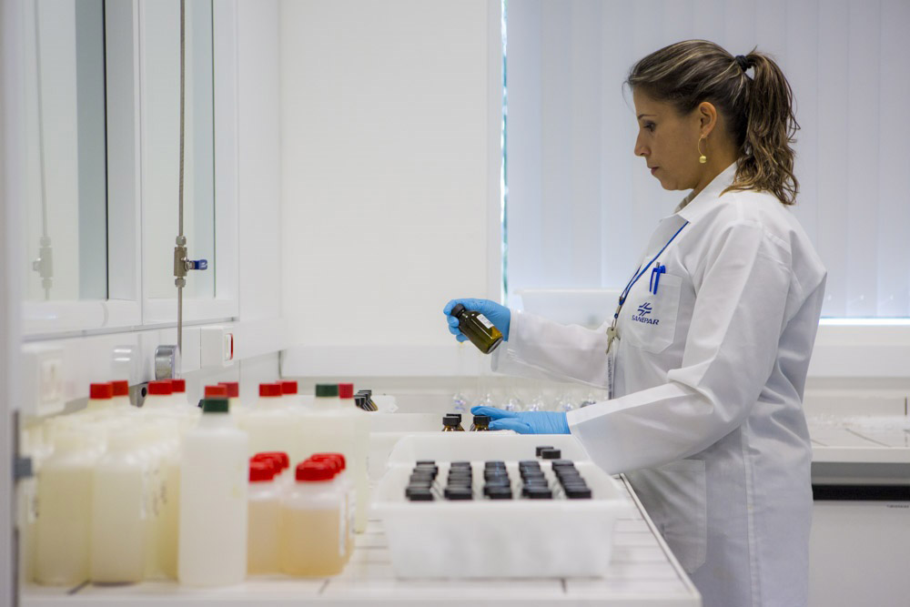 Sanepar realizadas mais de 600 mil análises da água por mês, desde a captação, saída das estações de tratamento e também nas redes de distribuição