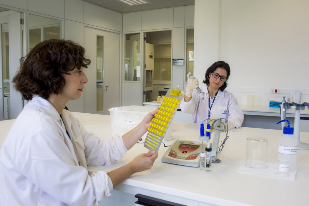 Sanepar realizadas mais de 600 mil análises da água por mês, desde a captação, saída das estações de tratamento e também nas redes de distribuição