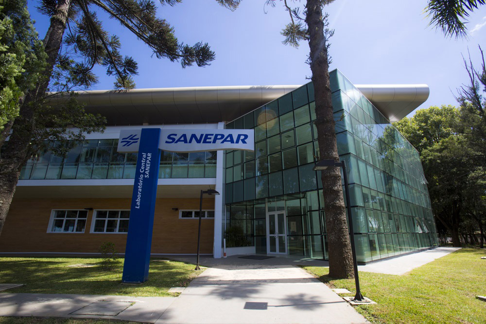 Sanepar realizadas mais de 600 mil análises da água por mês, desde a captação, saída das estações de tratamento e também nas redes de distribuição