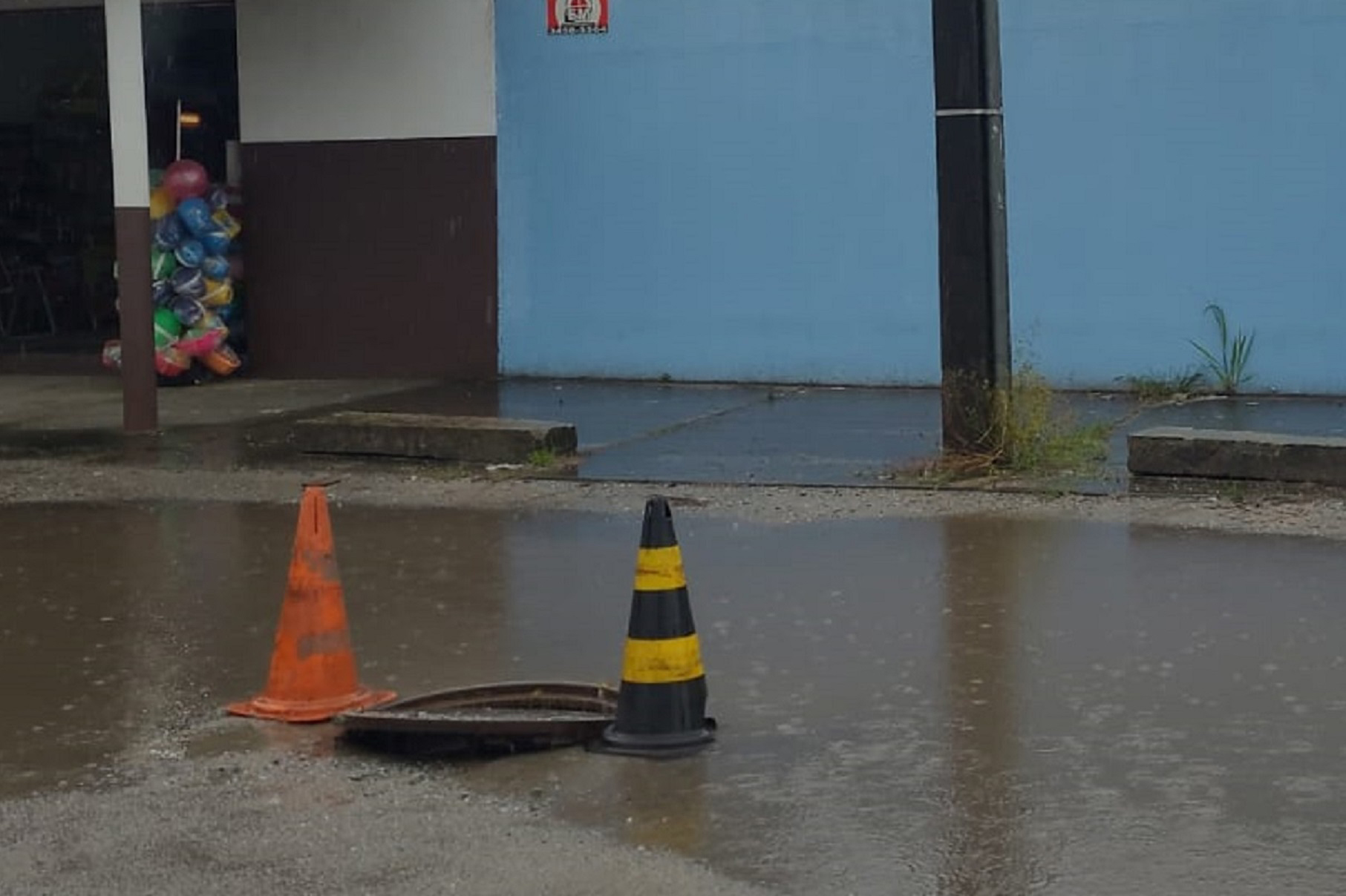 Água da chuva prejudica o sistema de coleta e tratamento de esgoto