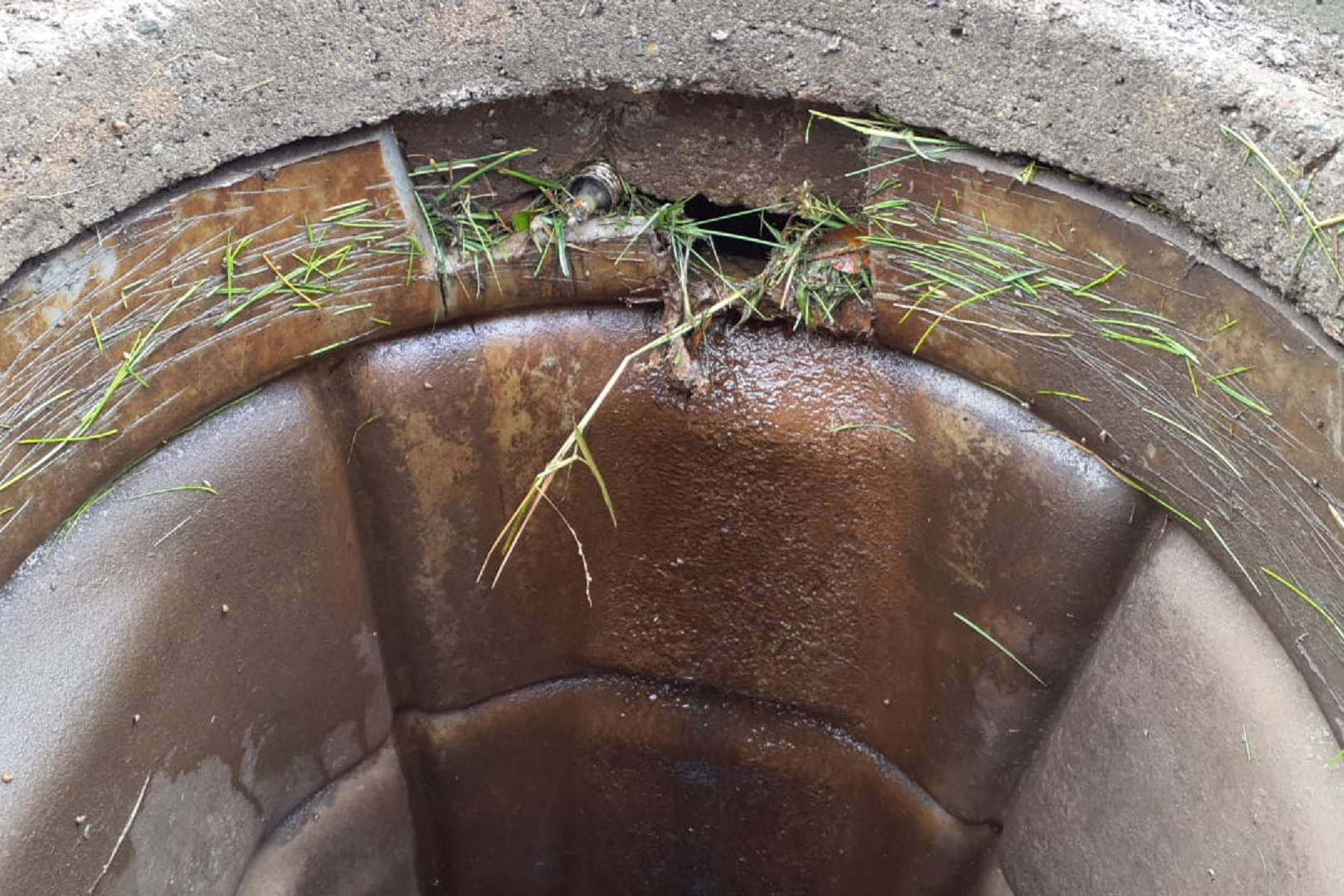 Água da chuva prejudica o sistema de coleta e tratamento de esgoto