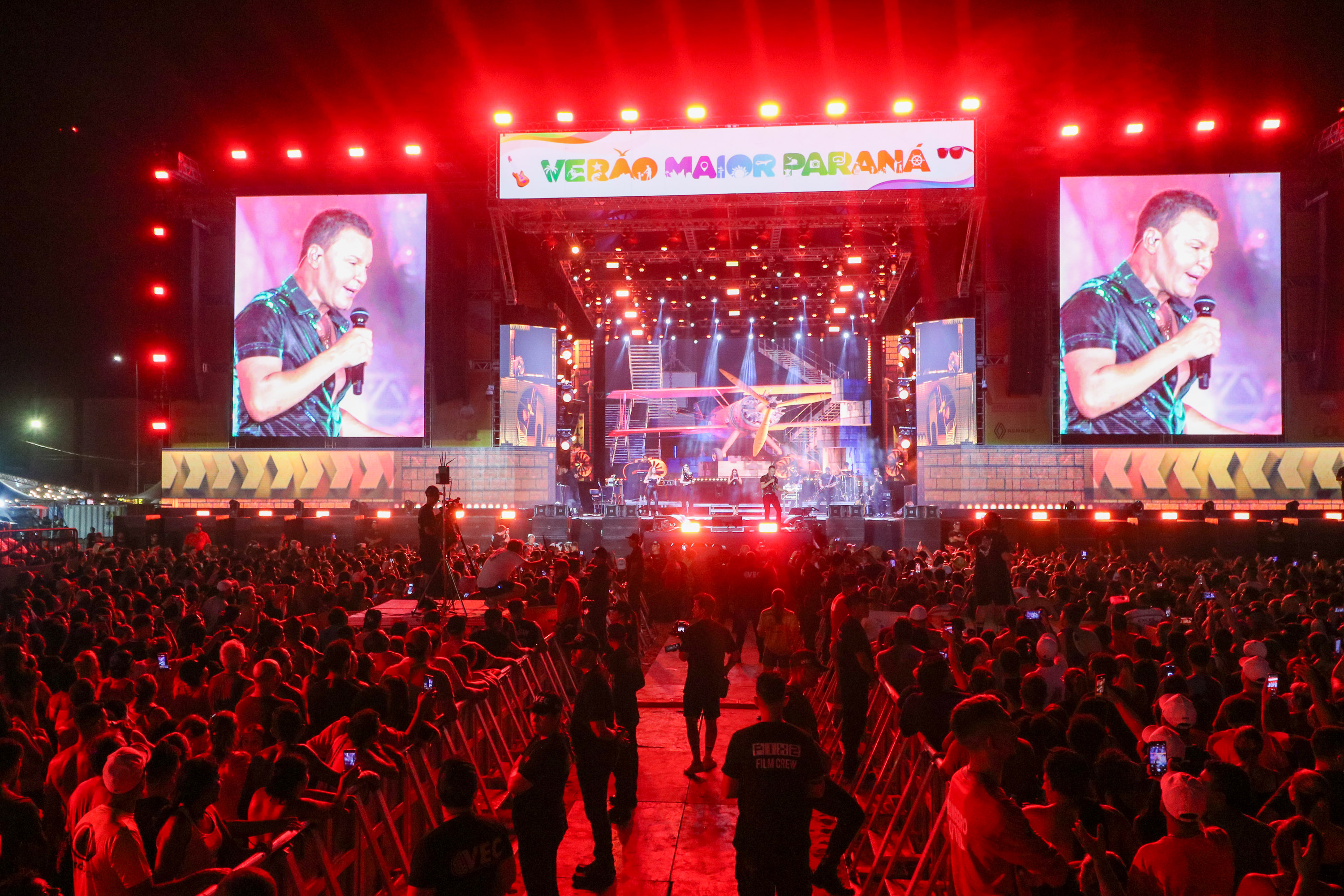 Eduardo Costa repete a dose no Verão Maior Paraná e leva 85 mil pessoas a Matinhos