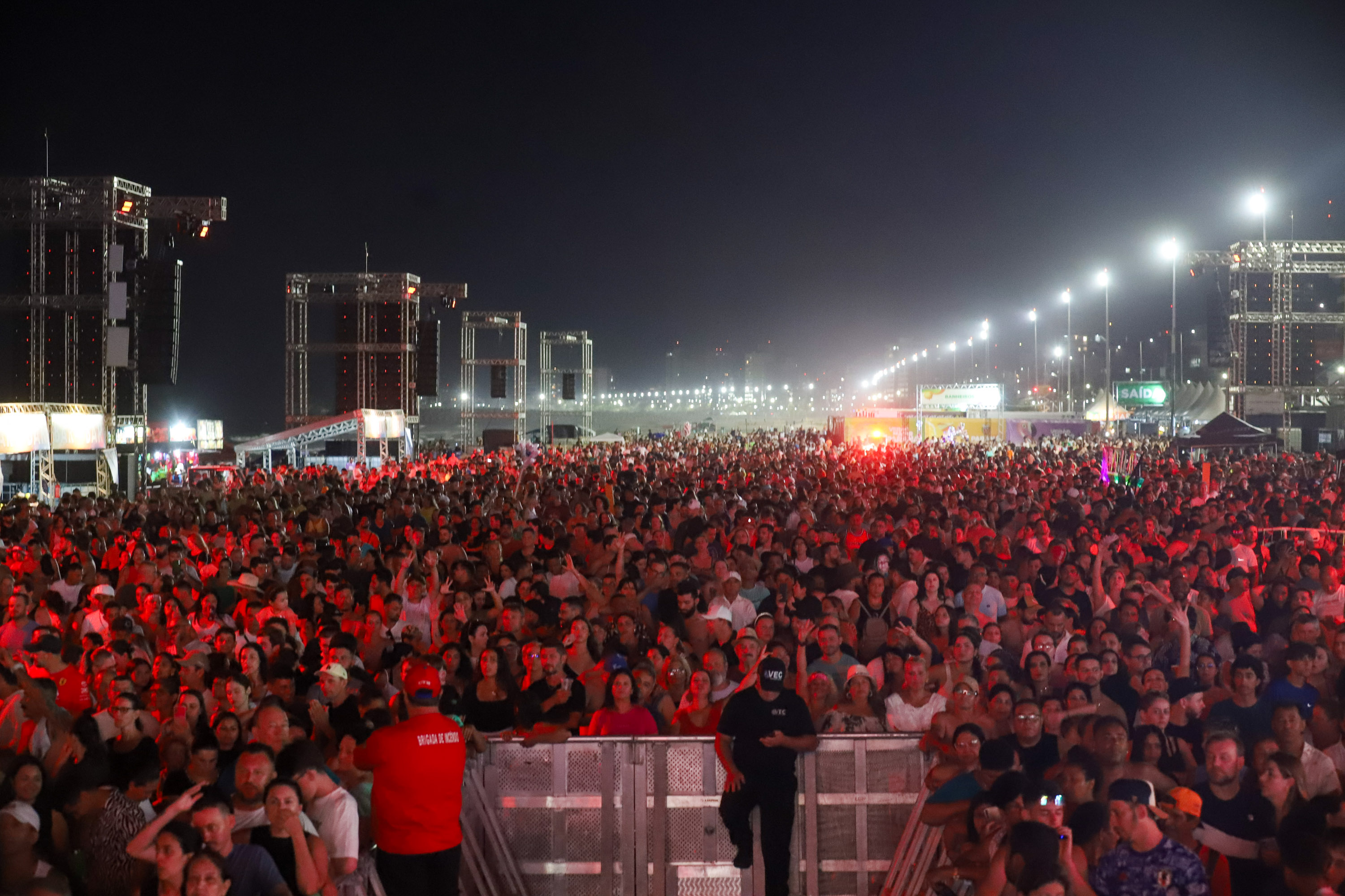 Eduardo Costa repete a dose no Verão Maior Paraná e leva 85 mil pessoas a Matinhos