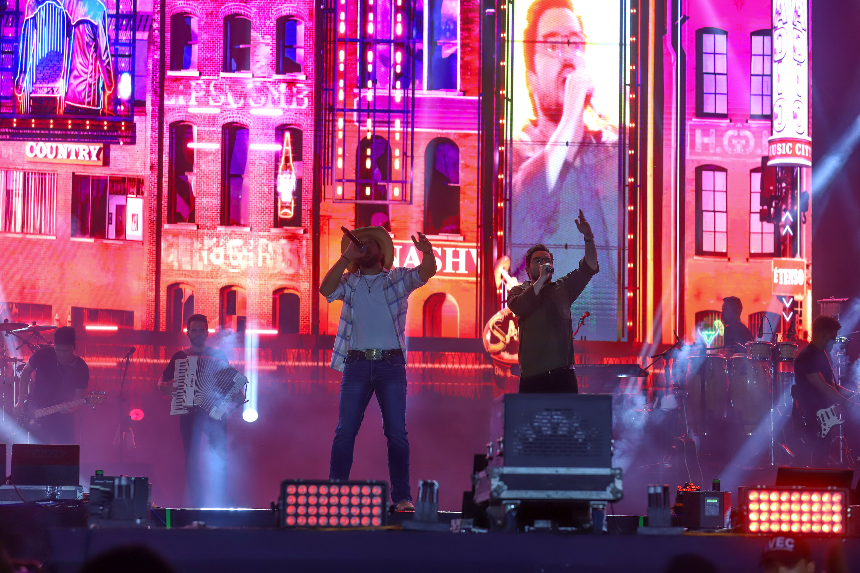 Fernando e Sorocaba em Matinhos no Verao Maior Parana