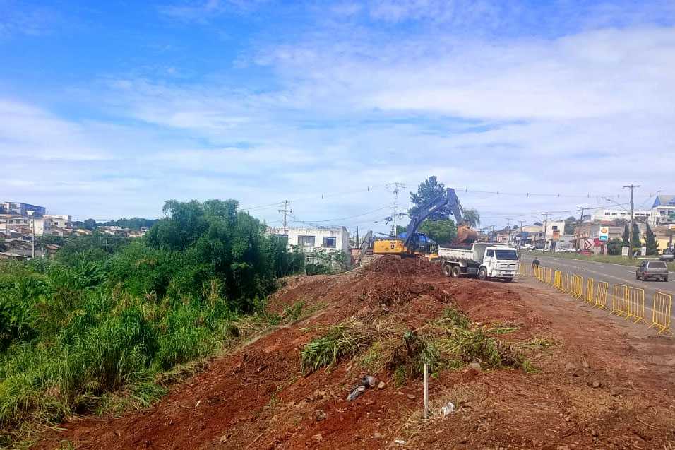 Aviso interdição rua em Telêmaco Borba