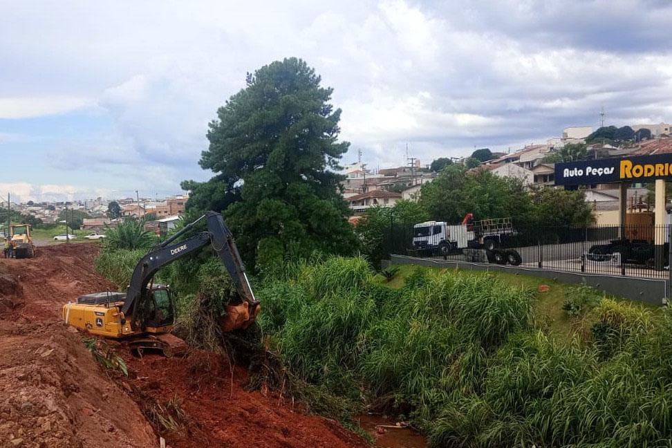Aviso interdição rua em Telêmaco Borba