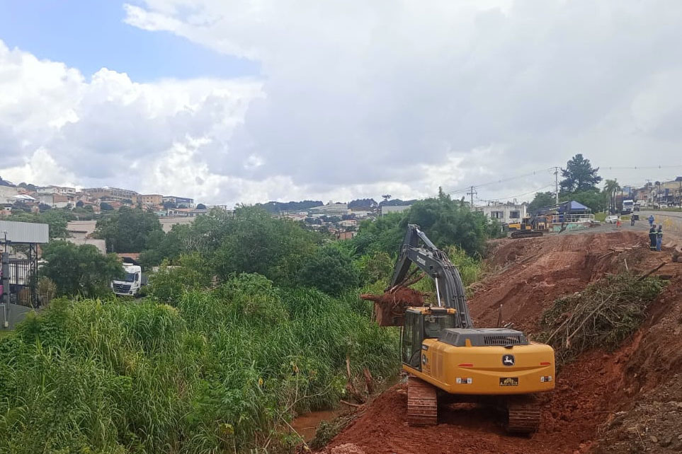 Aviso interdição rua em Telêmaco Borba
