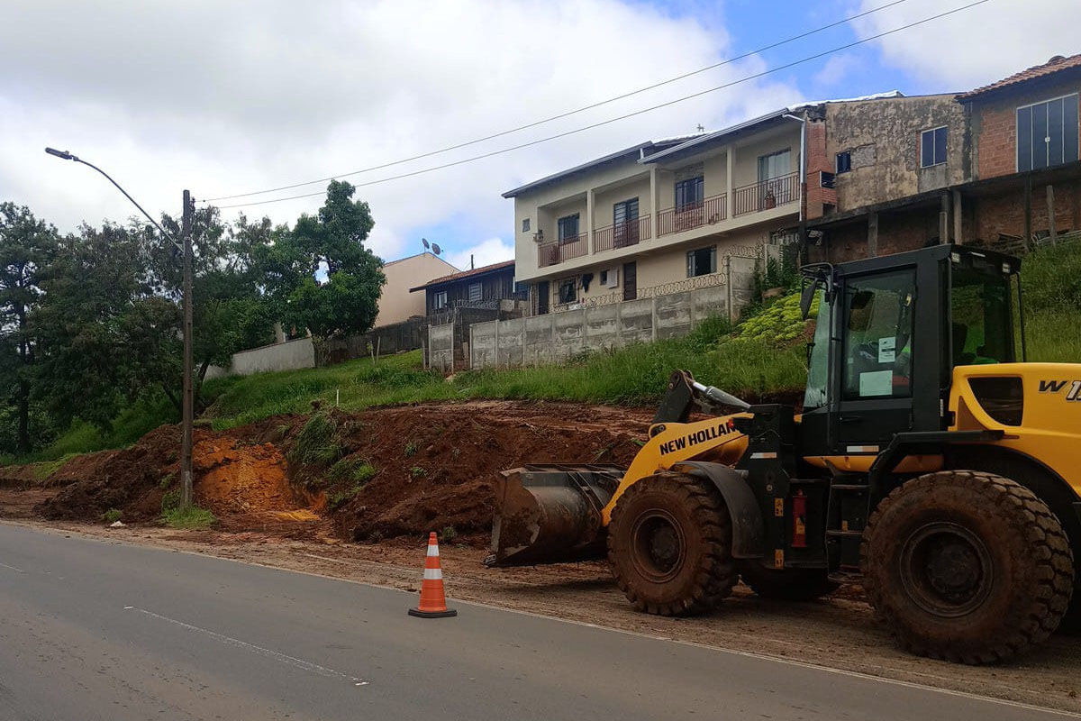 Aviso interdição rua em Telêmaco Borba