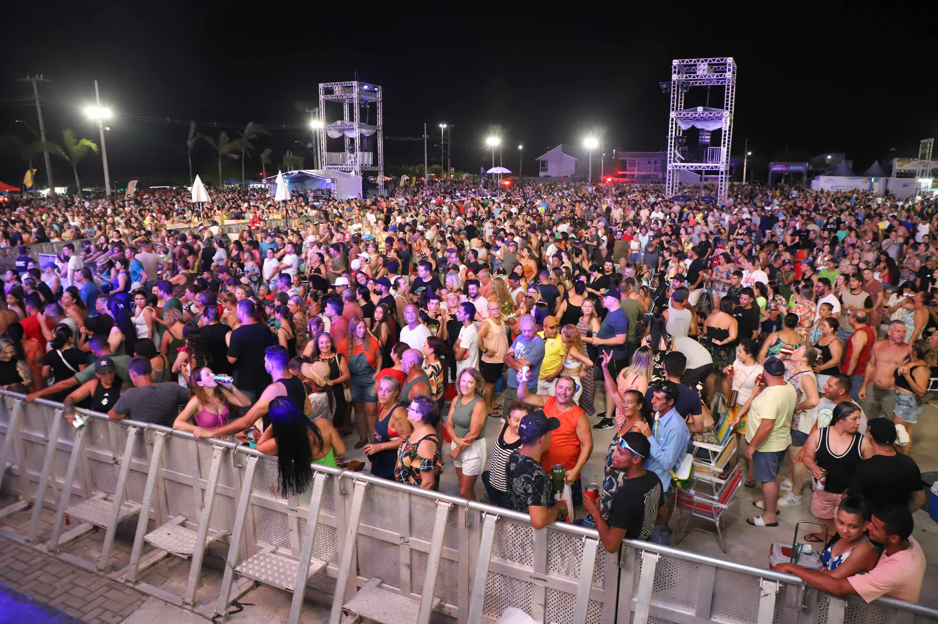 Rionegro & Solimões levam 30 mil fãs de sertanejo raiz para espetáculo em Pontal do Paraná