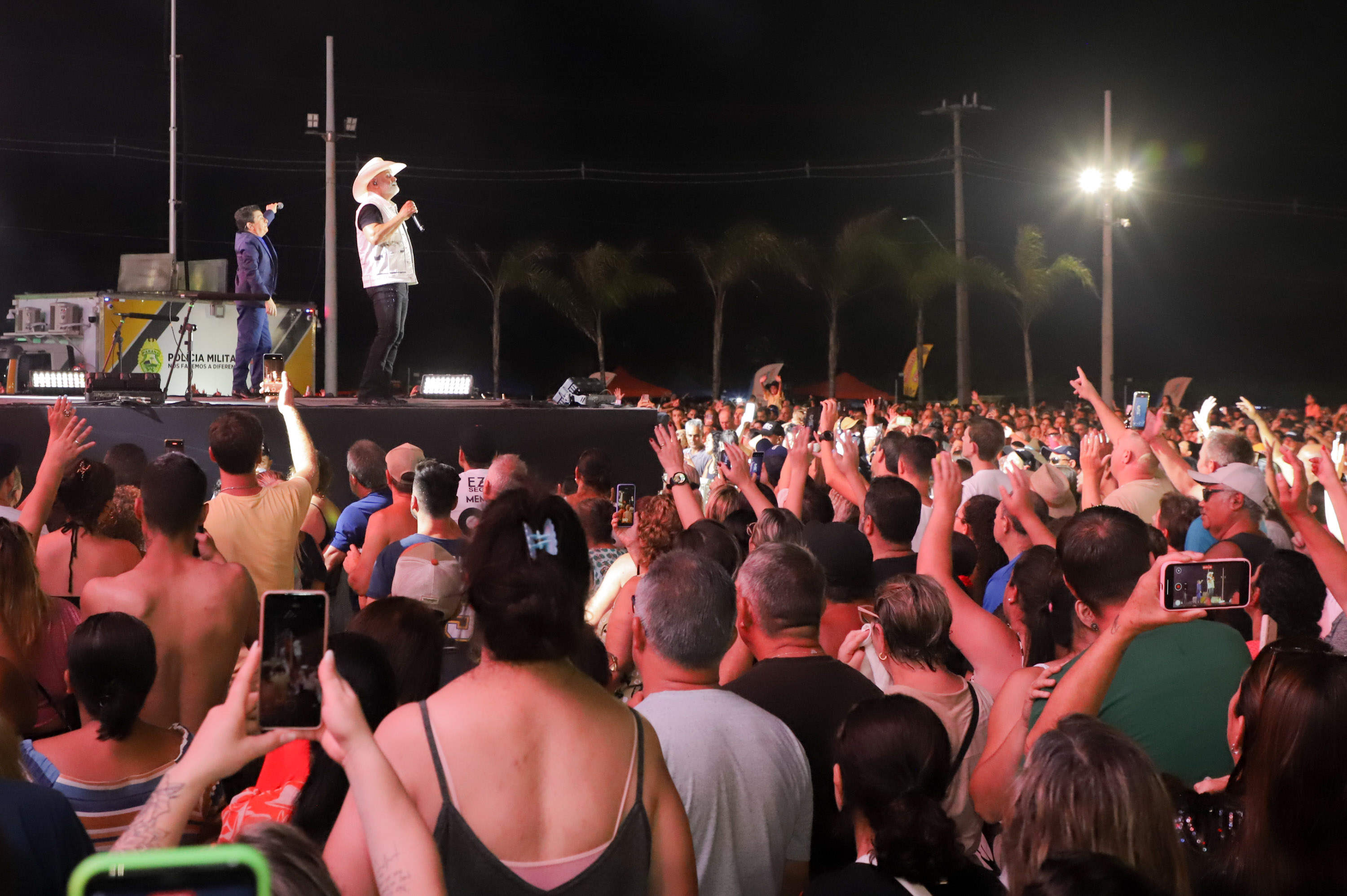 Rionegro & Solimões levam 30 mil fãs de sertanejo raiz para espetáculo em Pontal do Paraná