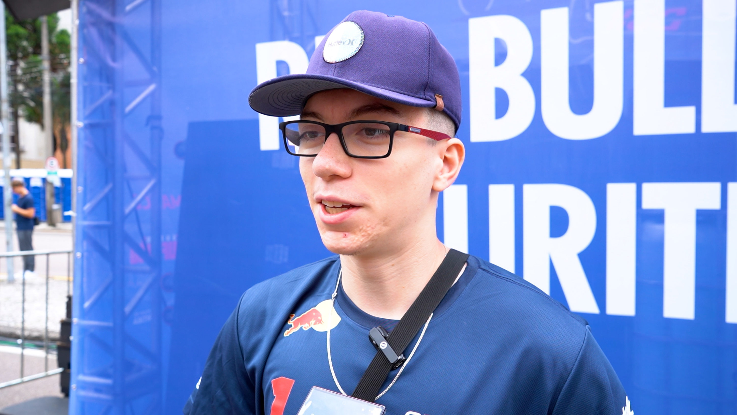 Adrenalina e velocidade: fãs apaixonados vibram com apresentação de carros na Red Bull Showrun