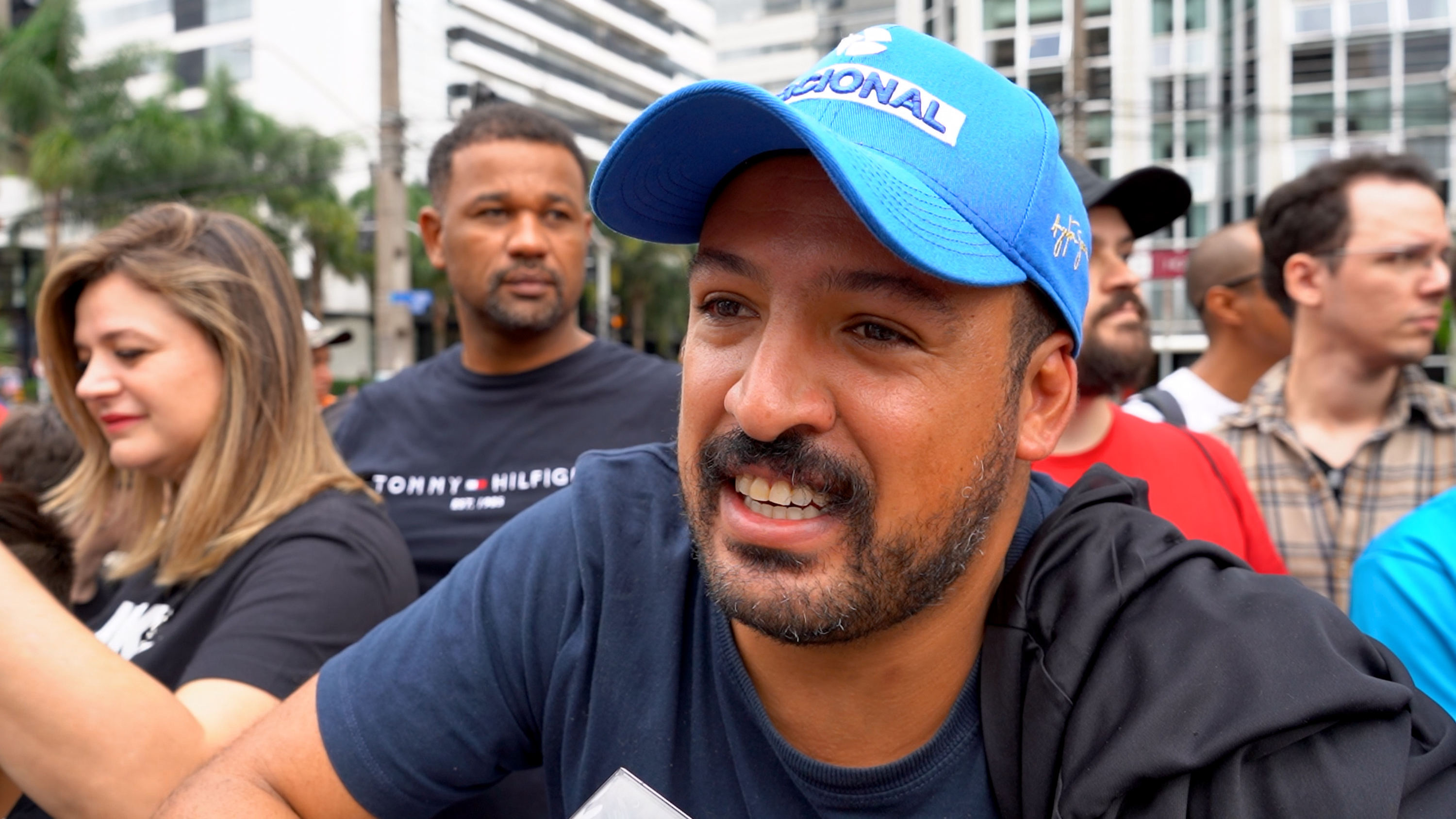 Adrenalina e velocidade: fãs apaixonados vibram com apresentação de carros na Red Bull Showrun