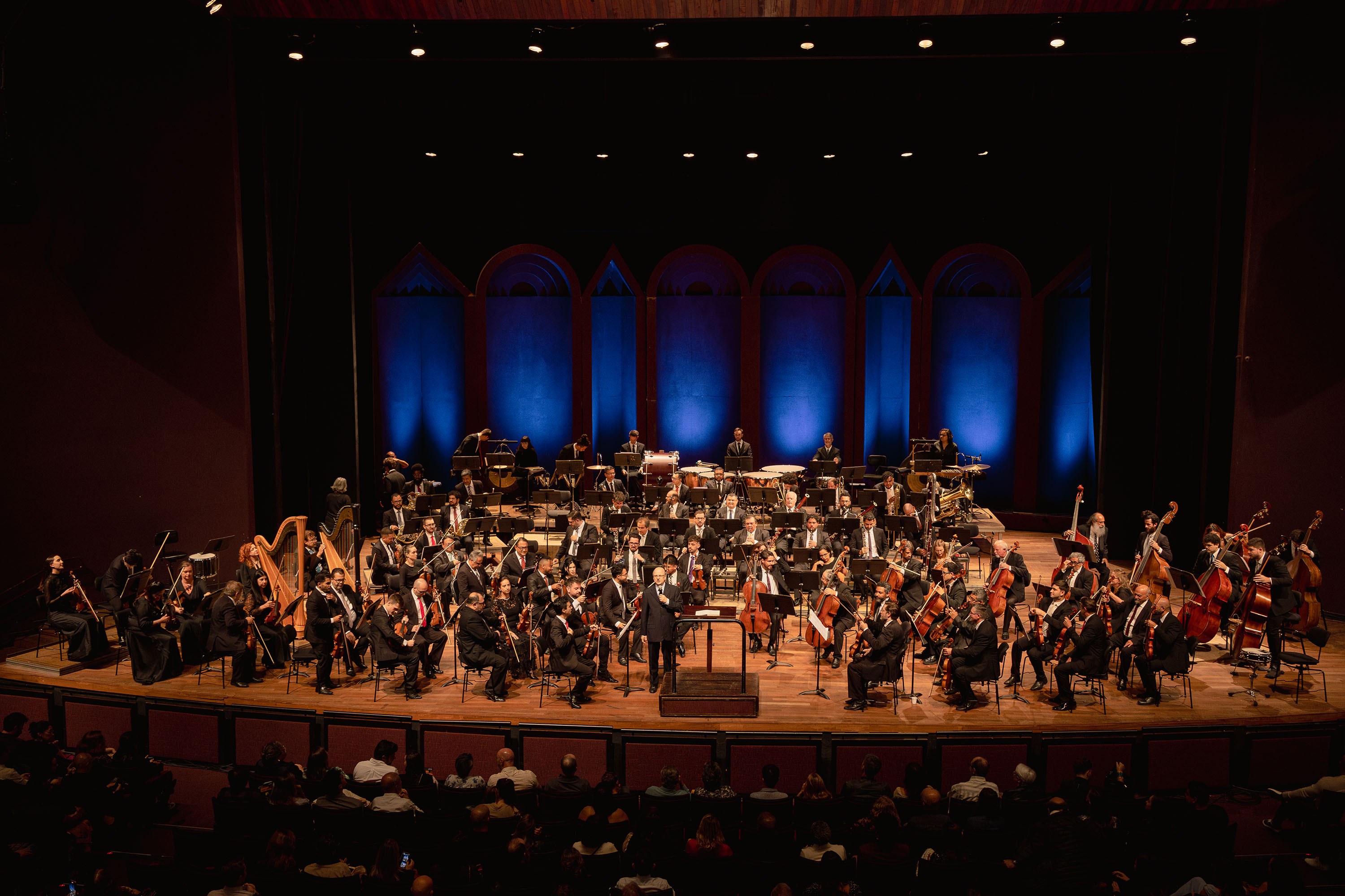 Maestro holandês Vincent de Kort rege a Orquestra Sinfônica do Paraná em concerto neste domingo