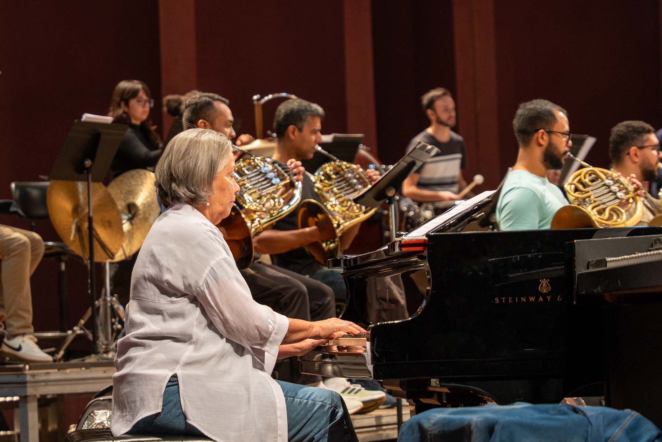 a pianista Analaura de Souza Pinto, que faz parte da Orquestra desde a sua fundação, em 1985