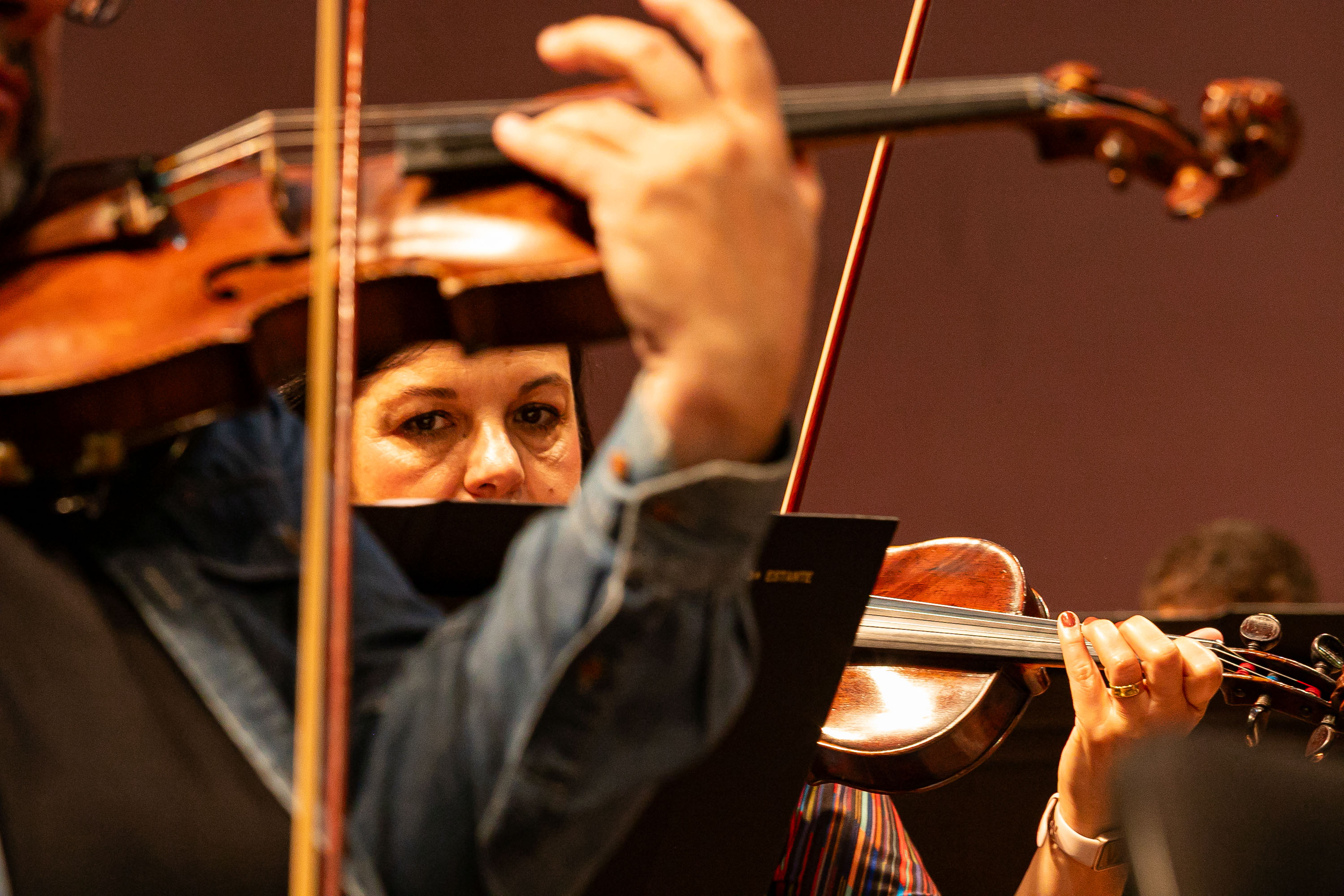 Para Consuelo Froener, que é violinista da OSP há 38 anos, os concertos itinerantes representam uma oportunidade de atrair novos públicos, mas também de incentivar a criação de potenciais novos artistas.