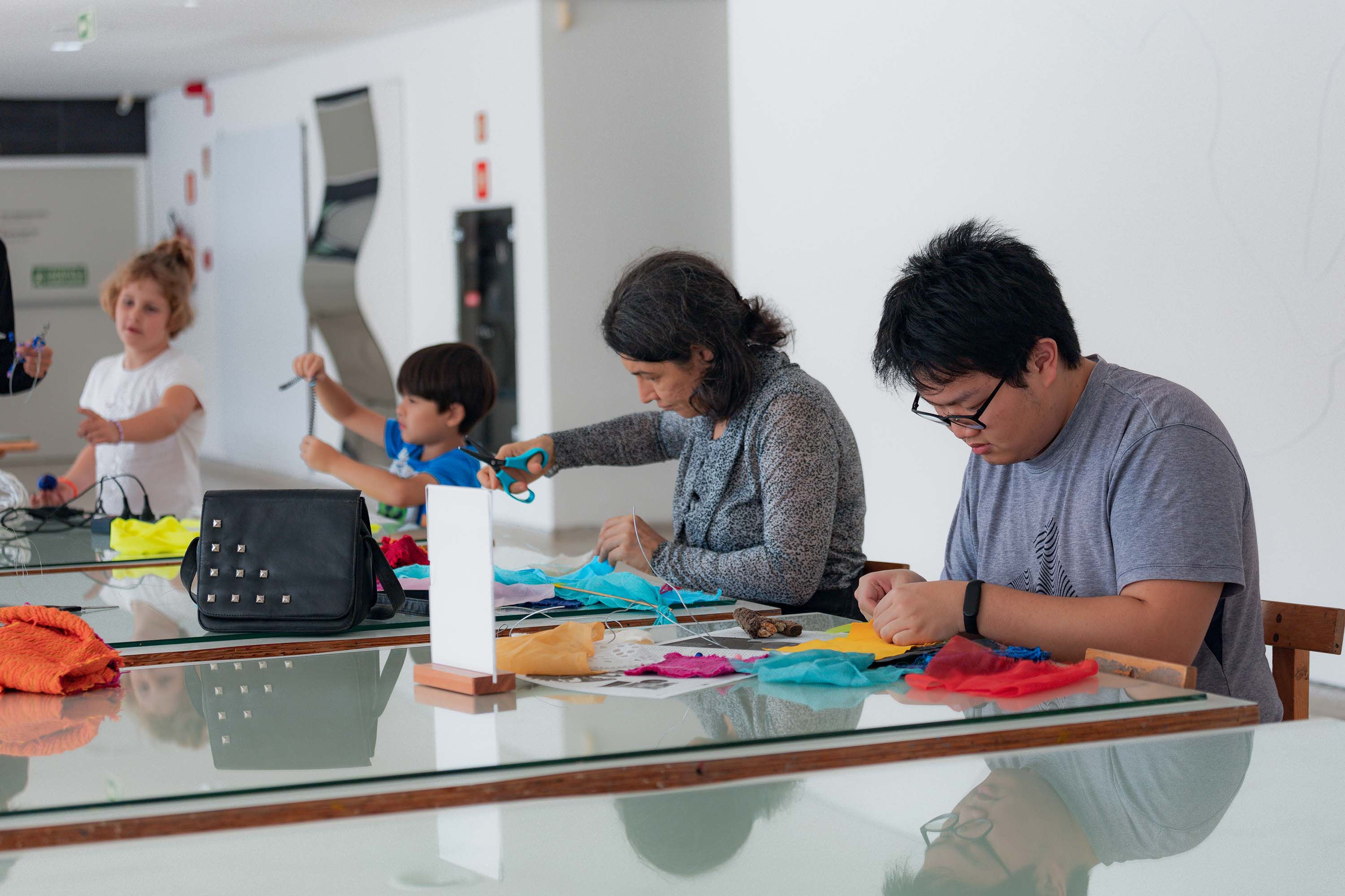 MON promove oficina de pintura com o artista Ronald Simon