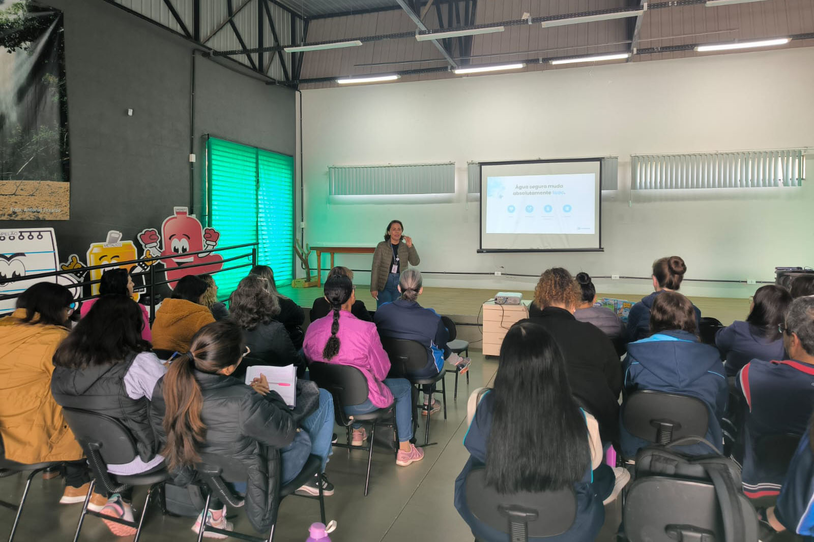 Sanepar entrega material pedagógico com enfoque ambiental para escolas de Apucarana