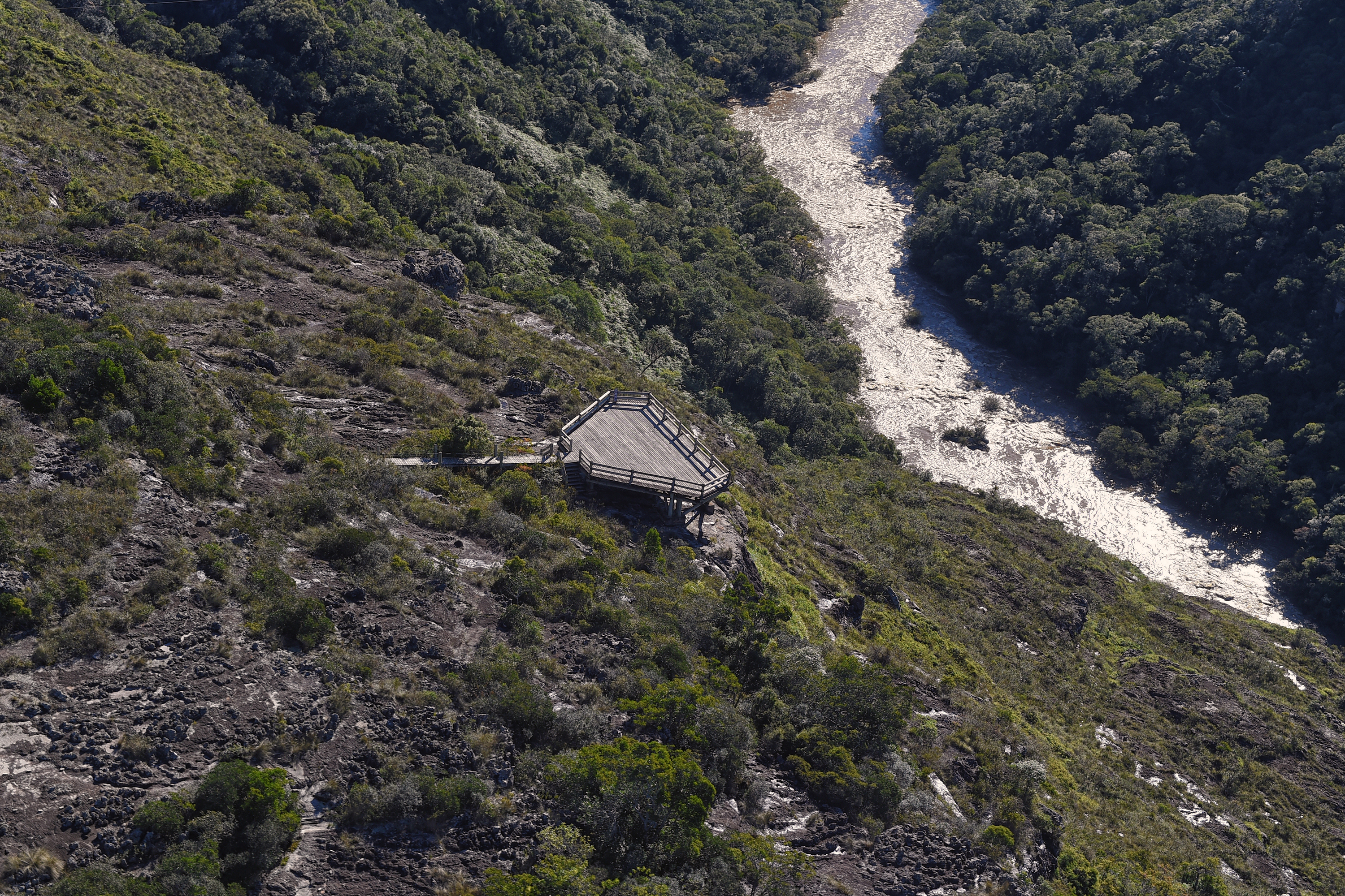Parques Paraná: trilhas, grutas, montanhas, cachoeiras e muito verde para quem quer curtir o feriado perto da natureza.