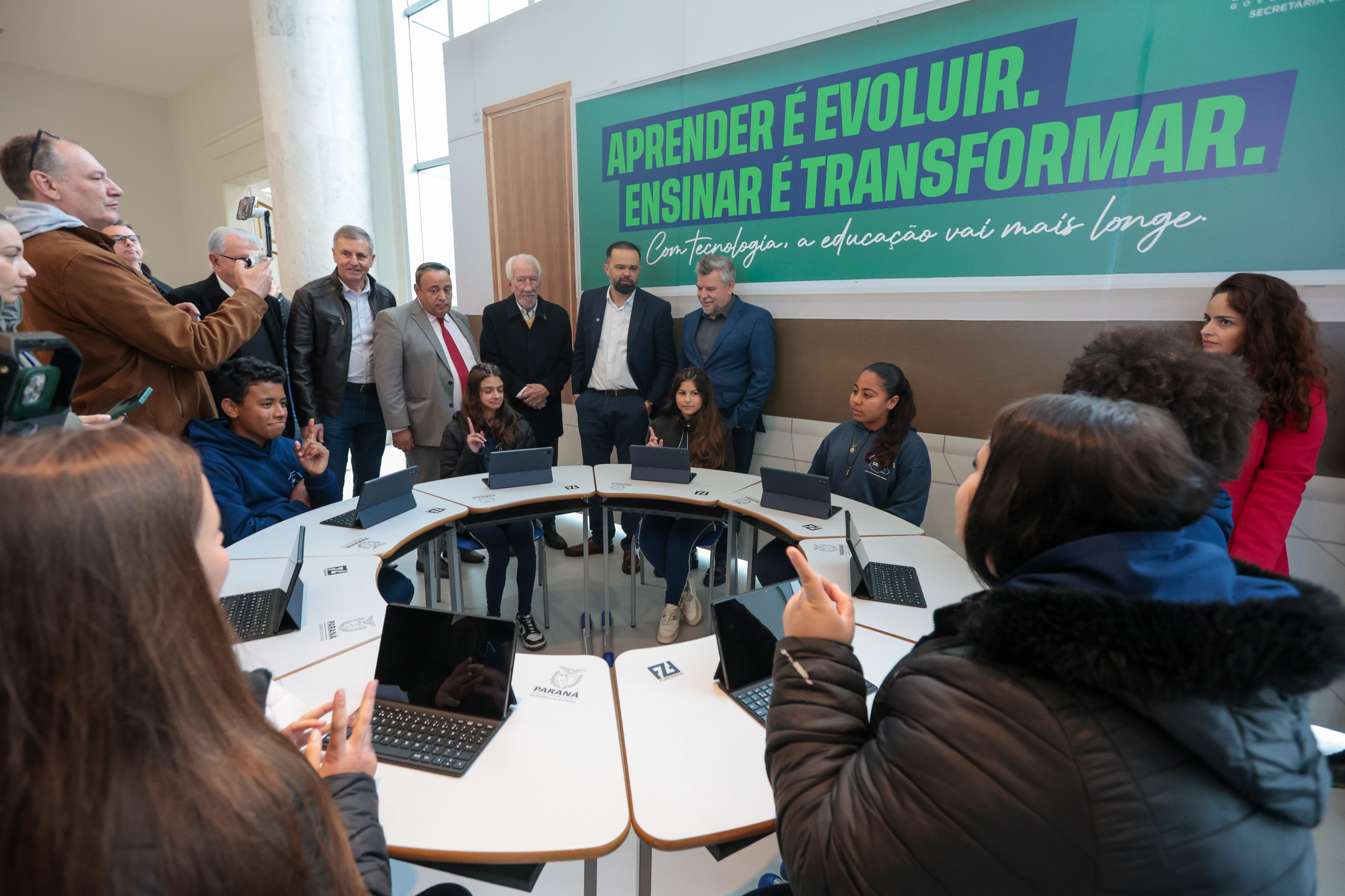 VICE ENTREGA TABLETS EDUCAÇÃO