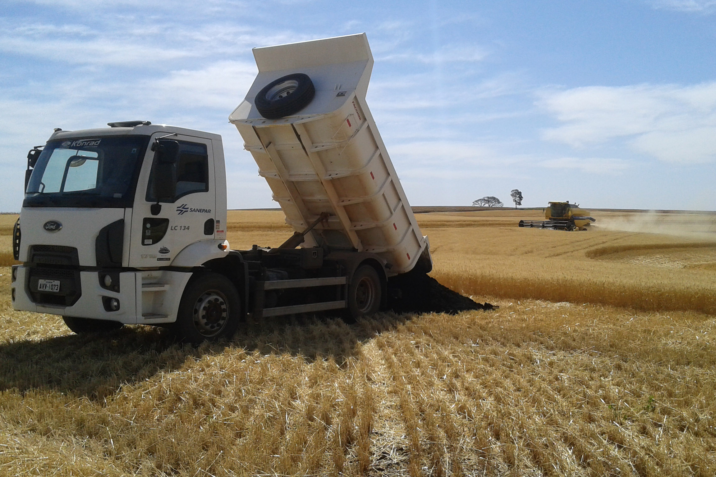 SANEPAR - Agricultores comemoram produtividade e redução de custos com adubo orgânico distribuído pela Sanepar