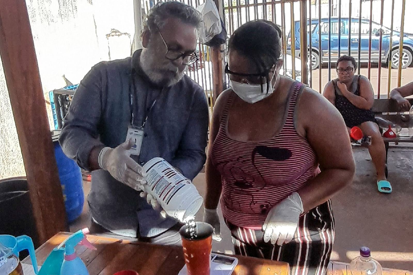 Sanepar ensina a fazer sabão com óleo de cozinha: economia em casa e preservação do meio ambiente