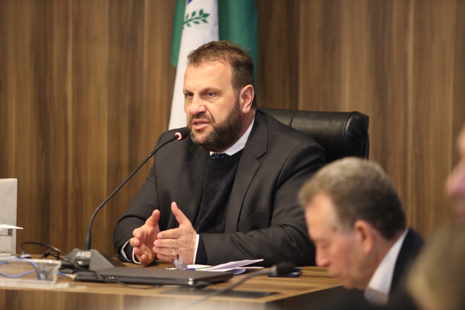 Com licitação autorizada em 48 municípios, secretário apresenta maior programa de creches do país na Assembleia