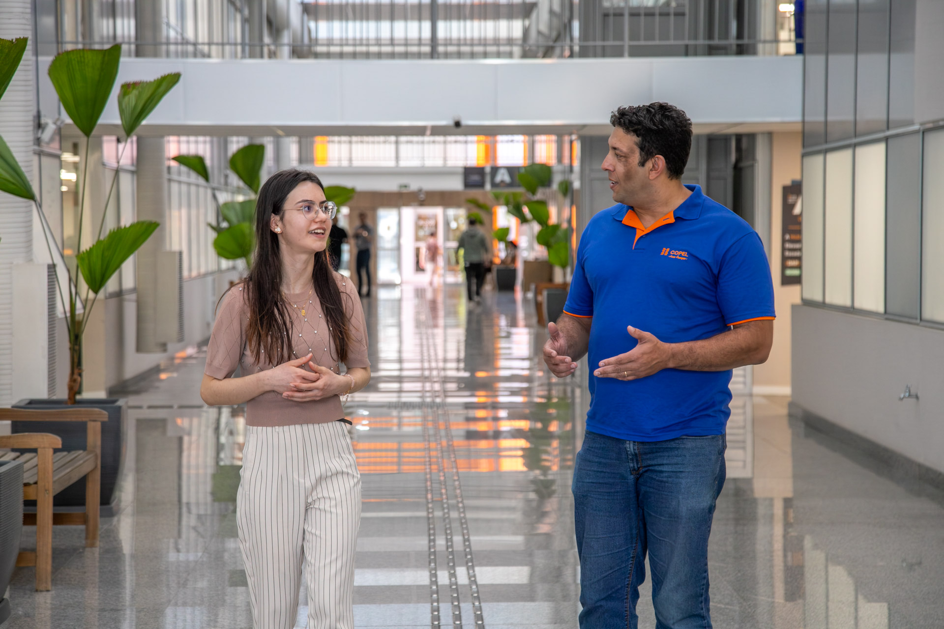 Copel abre inscrições para programa de bolsas a estudantes de Engenharia Elétrica. -  Programa Aluno Energia amplia vagas, reforça diversidade e mantém foco na redução da evasão na universidade - Na foto, Vanessa Golembioski e seu mentor o gerente do departamento de Projetos e Medição de Redes da Copel Distribuição, Rafael Radaskievicz.