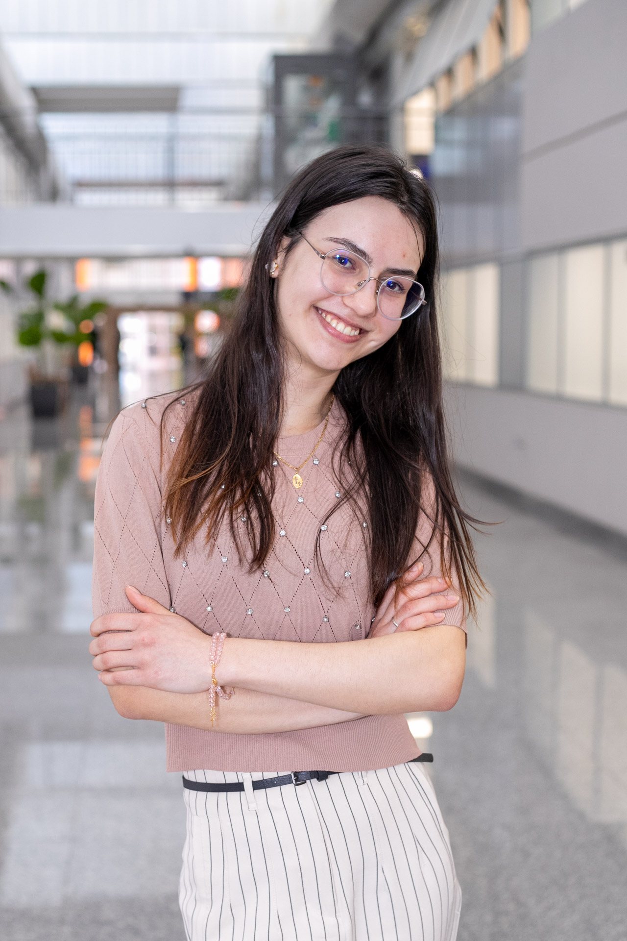 Copel abre inscrições para programa de bolsas a estudantes de Engenharia Elétrica. -  Programa Aluno Energia amplia vagas, reforça diversidade e mantém foco na redução da evasão na universidade - Na foto, Vanessa Golembioski e seu mentor o gerente do departamento de Projetos e Medição de Redes da Copel Distribuição, Rafael Radaskievicz.