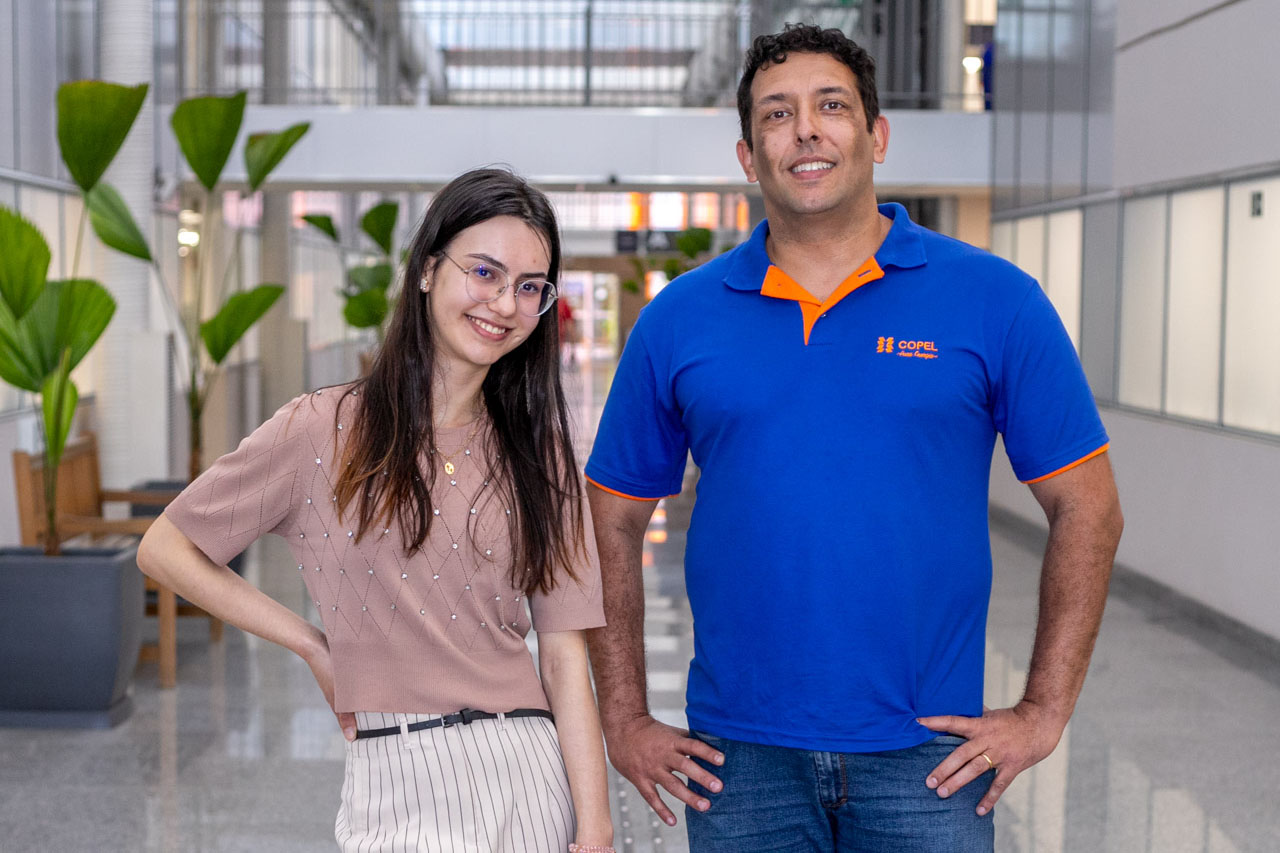 Copel abre inscrições para programa de bolsas a estudantes de Engenharia Elétrica. -  Programa Aluno Energia amplia vagas, reforça diversidade e mantém foco na redução da evasão na universidade - Na foto, Vanessa Golembioski e seu mentor o gerente do departamento de Projetos e Medição de Redes da Copel Distribuição, Rafael Radaskievicz.
