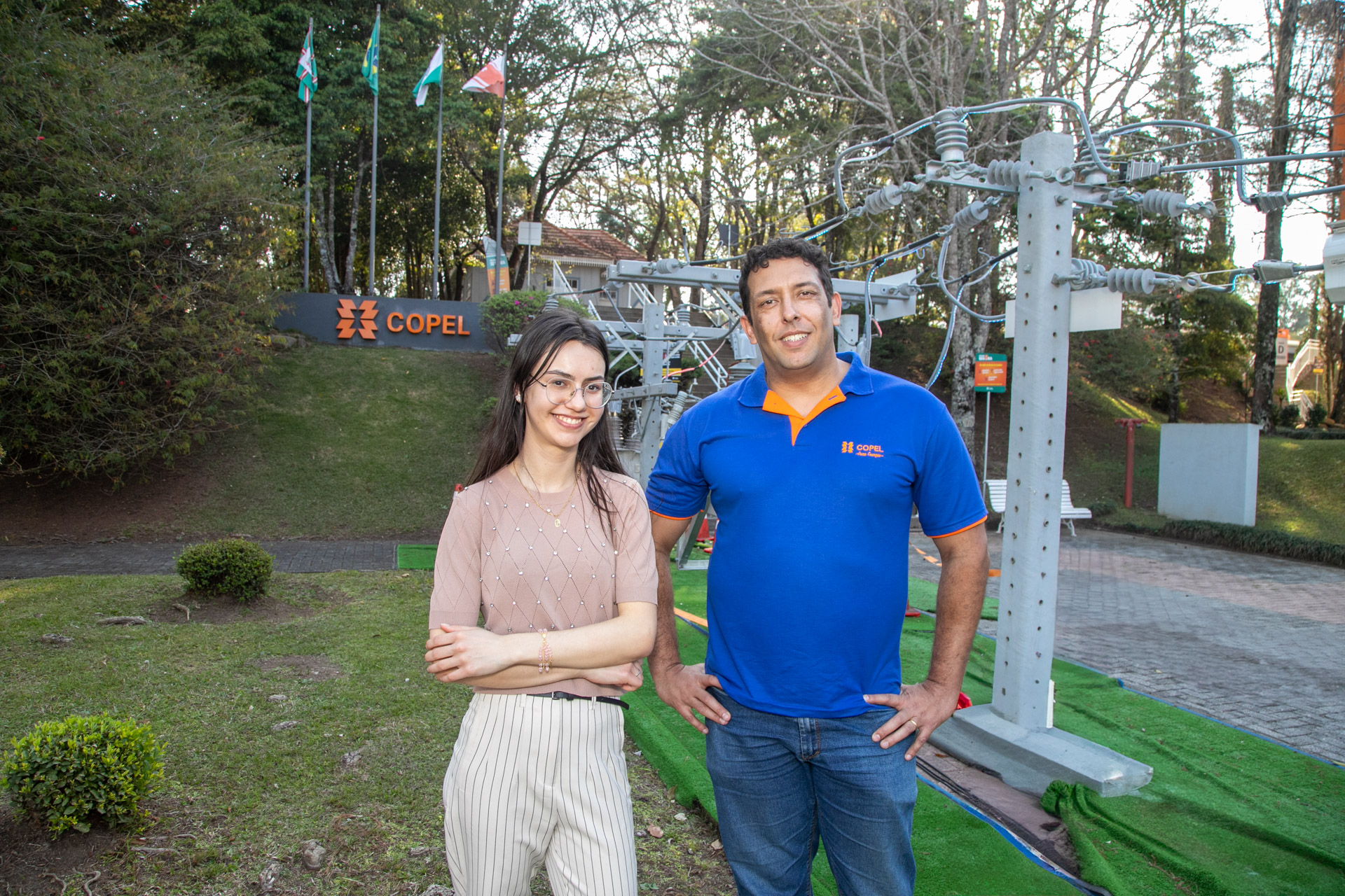 Copel abre inscrições para programa de bolsas a estudantes de Engenharia Elétrica. -  Programa Aluno Energia amplia vagas, reforça diversidade e mantém foco na redução da evasão na universidade - Na foto, Vanessa Golembioski e seu mentor o gerente do departamento de Projetos e Medição de Redes da Copel Distribuição, Rafael Radaskievicz.
