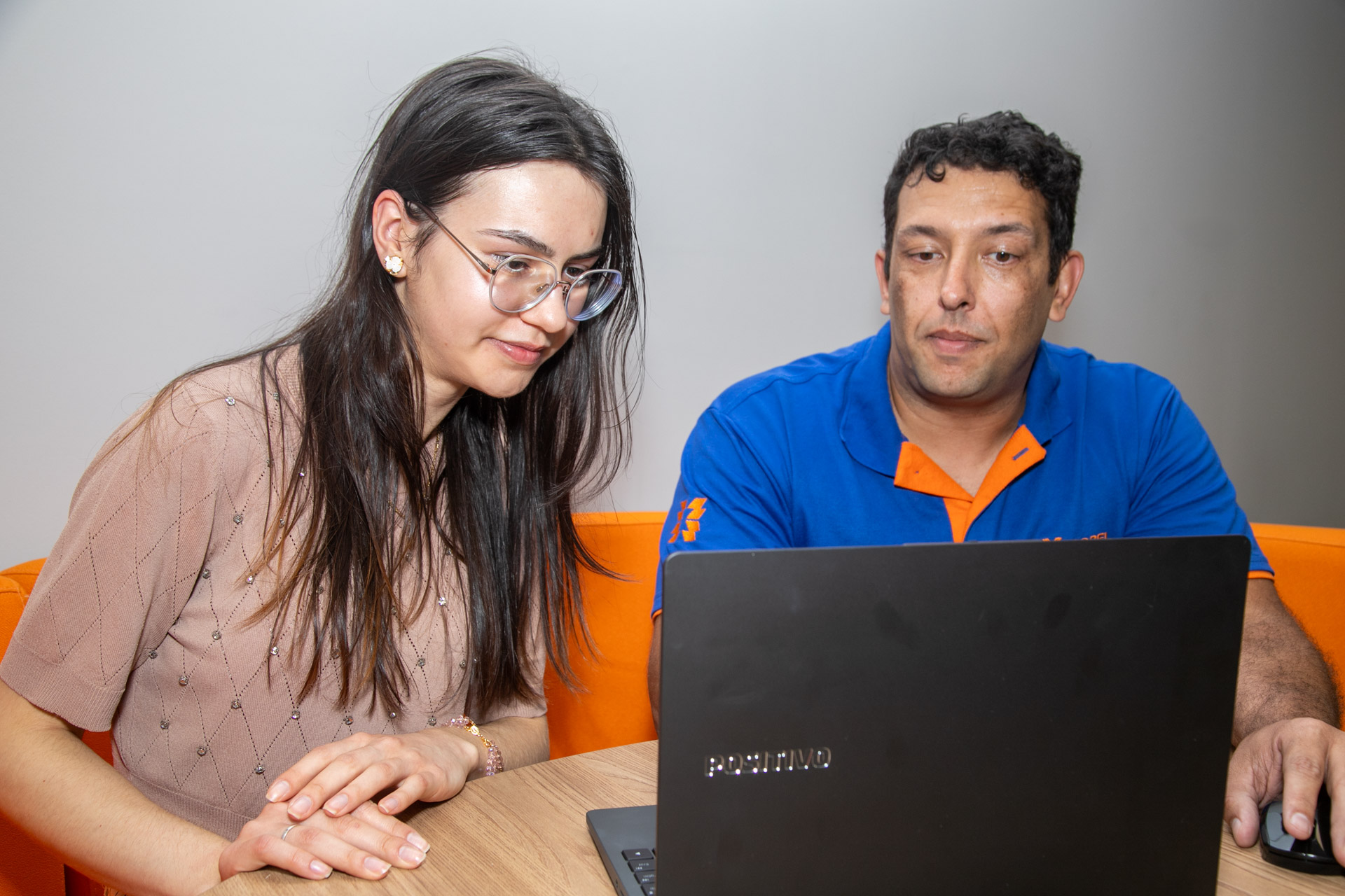 Copel abre inscrições para programa de bolsas a estudantes de Engenharia Elétrica. -  Programa Aluno Energia amplia vagas, reforça diversidade e mantém foco na redução da evasão na universidade - Na foto, Vanessa Golembioski e seu mentor o gerente do departamento de Projetos e Medição de Redes da Copel Distribuição, Rafael Radaskievicz.