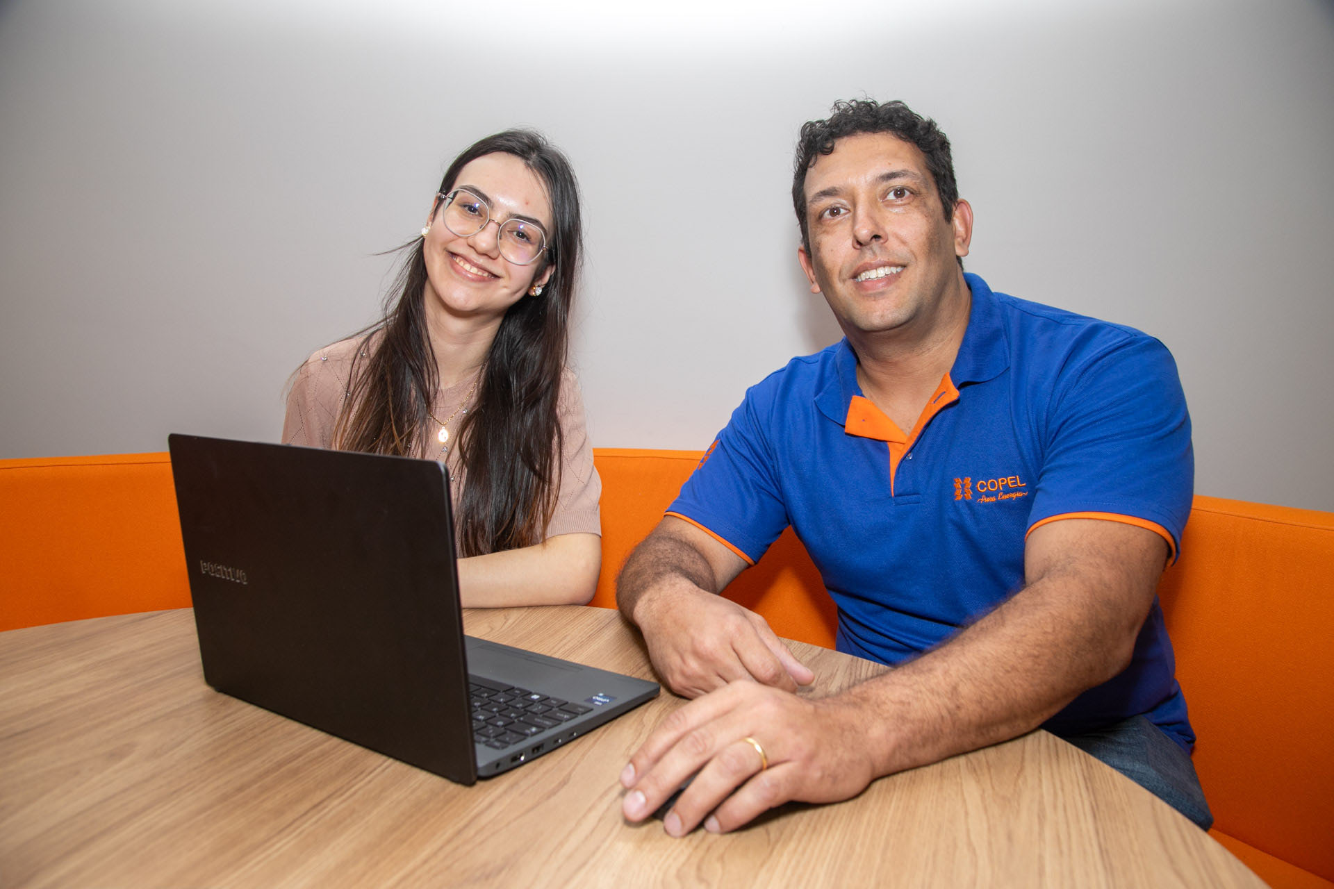 Copel abre inscrições para programa de bolsas a estudantes de Engenharia Elétrica. -  Programa Aluno Energia amplia vagas, reforça diversidade e mantém foco na redução da evasão na universidade - Na foto, Vanessa Golembioski e seu mentor o gerente do departamento de Projetos e Medição de Redes da Copel Distribuição, Rafael Radaskievicz.