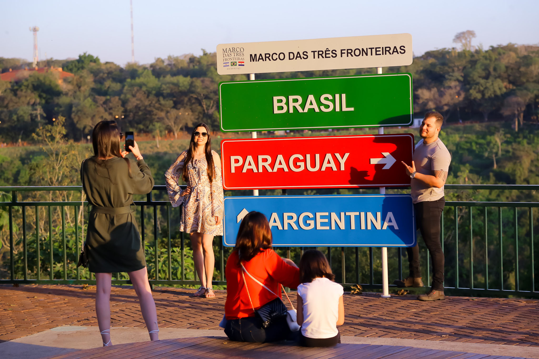 Imagens do Marco das Três Fronteiras e das Cataratas, em Foz do Iguaçu, irão rodar o mundo