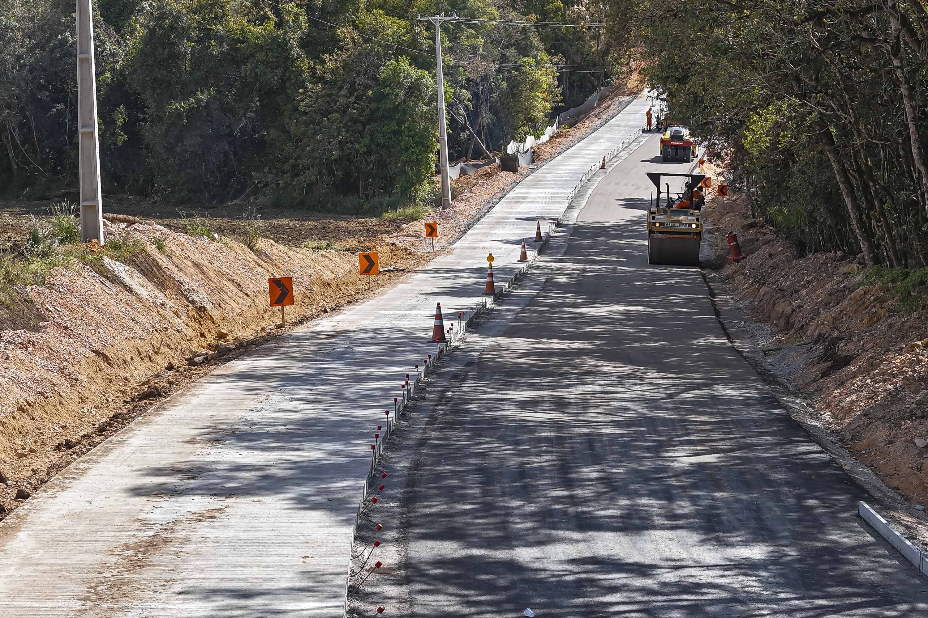 São José dos Pinhais, 23 de outubro de 2025 - Pavimentanção em concreto entre SJP e Mandirituba.