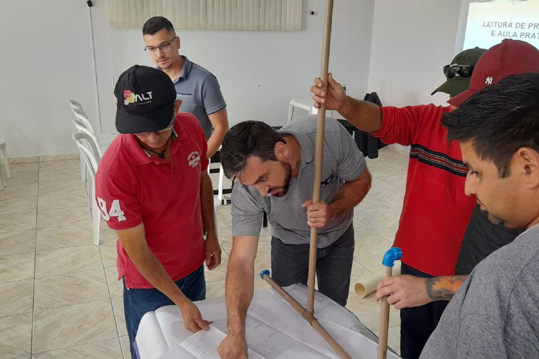 Sanepar oferece curso gratuito de manutenção hidráulica e ligação de esgoto para moradores de Piên