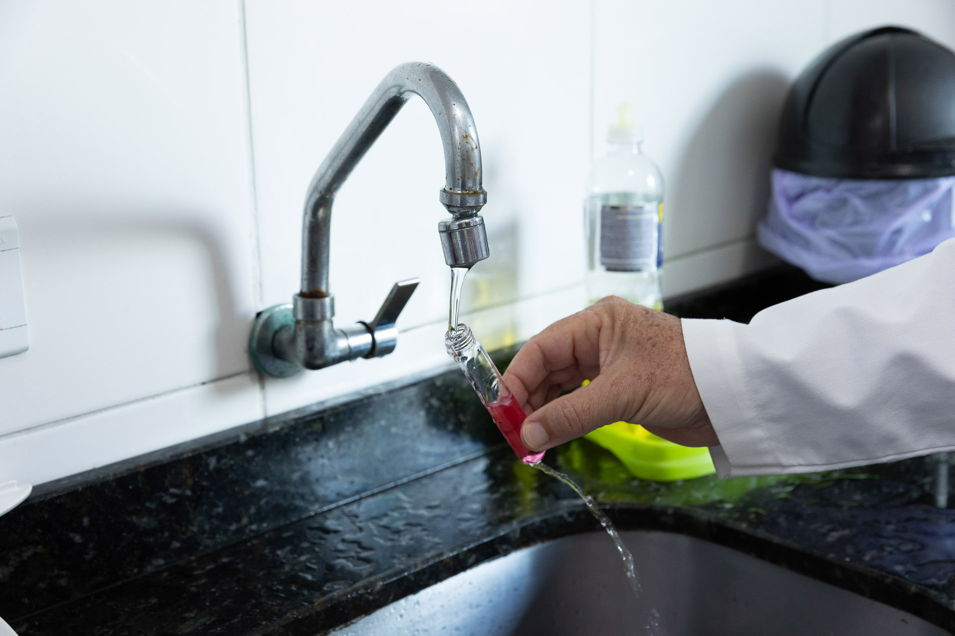 Água de caixa-d’água sem limpeza e sem uso no litoral apresenta contaminação por bactérias em análise laboratorial feita pela Sanepar 