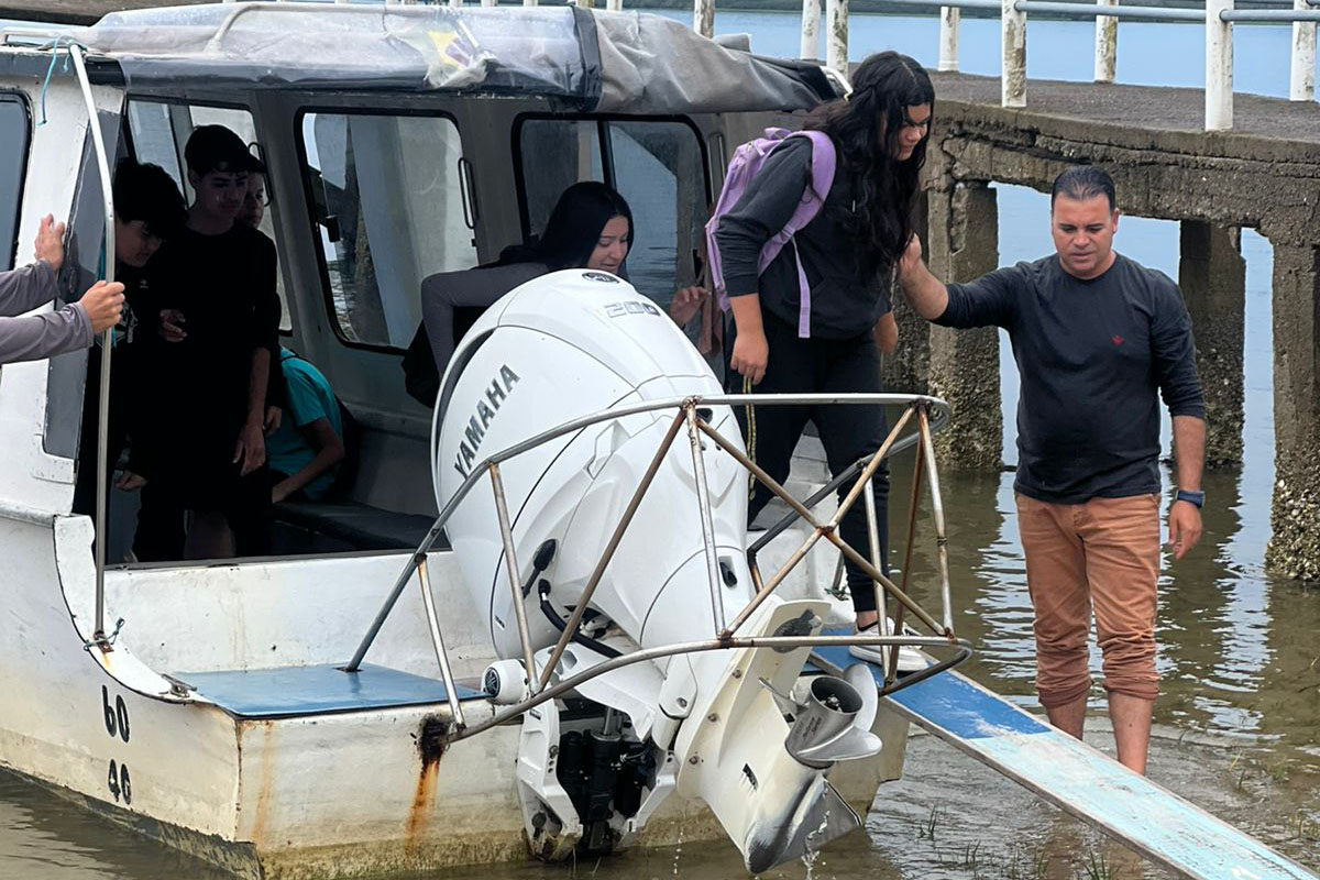 De barco para a escola: transporte aquaviário leva alunos de comunidades ribeirinhas e litorâneas às aulas