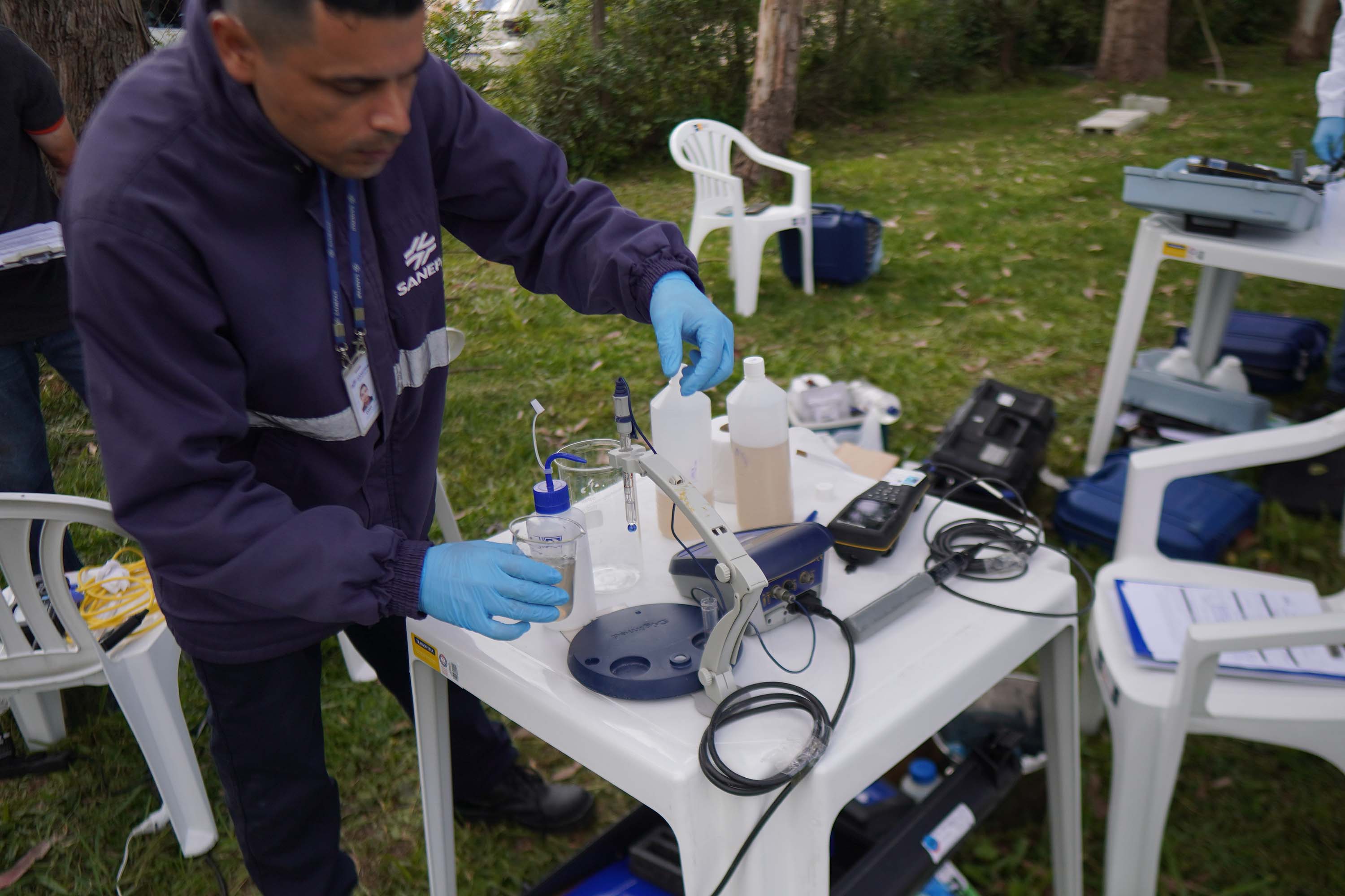 Sanepar avalia equipe técnica de todo Paraná para certificar a eficiência nas análises do esgoto tratado lançado nos rios