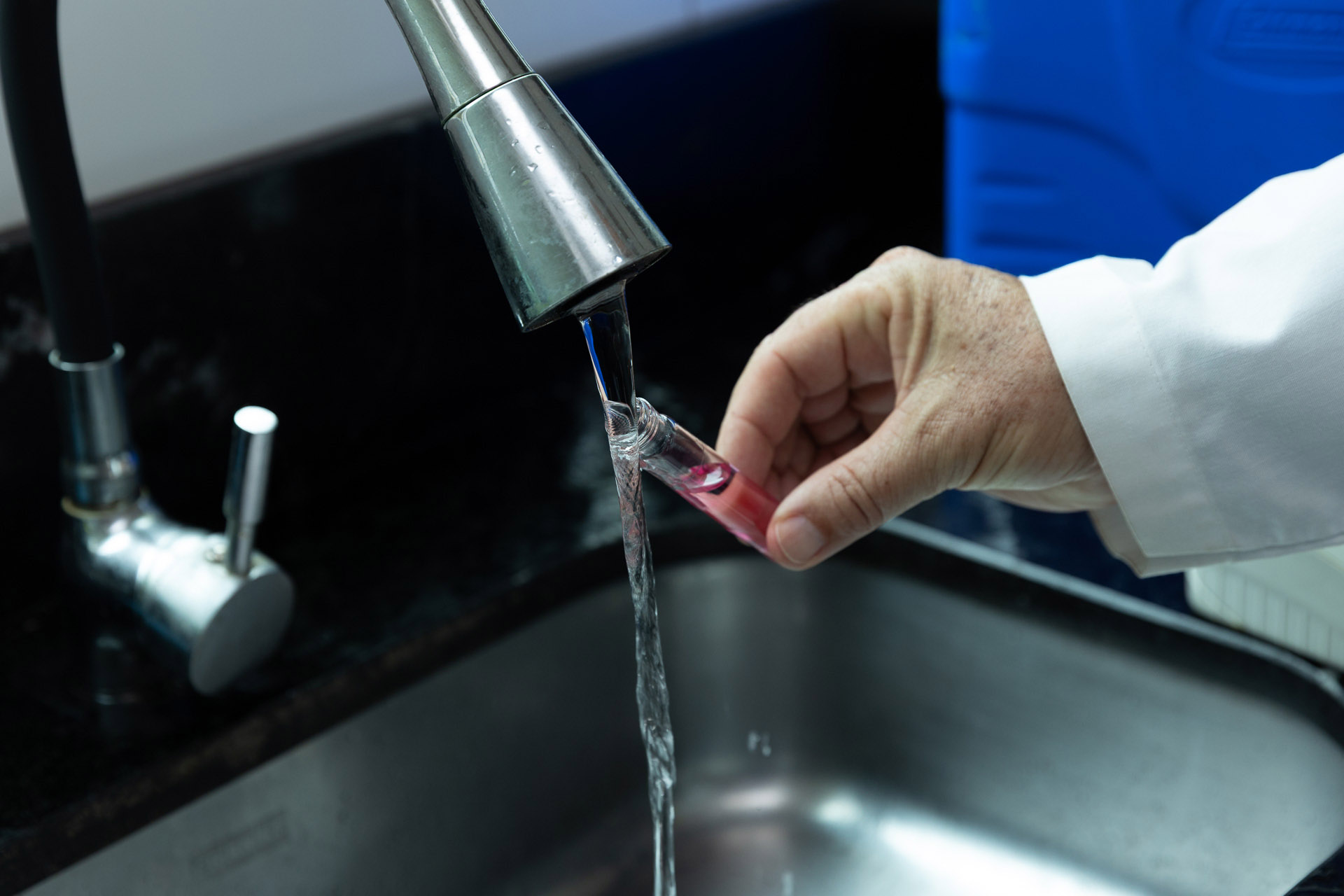 Água de caixa-d’água sem limpeza e sem uso no litoral apresenta contaminação por bactérias em análise laboratorial feita pela Sanepar