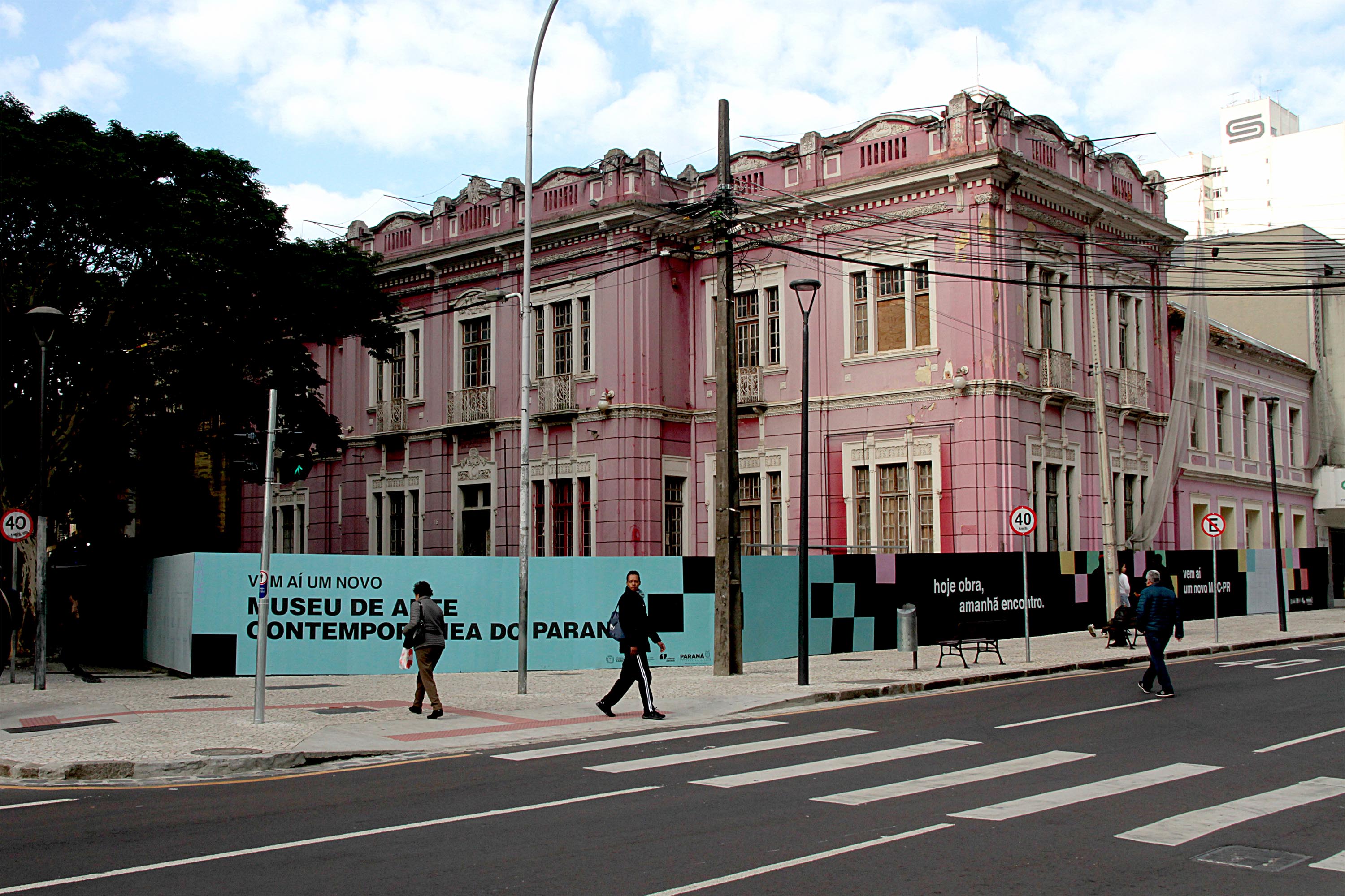 Estado firma acordo para retomada das obras do MAC-PR