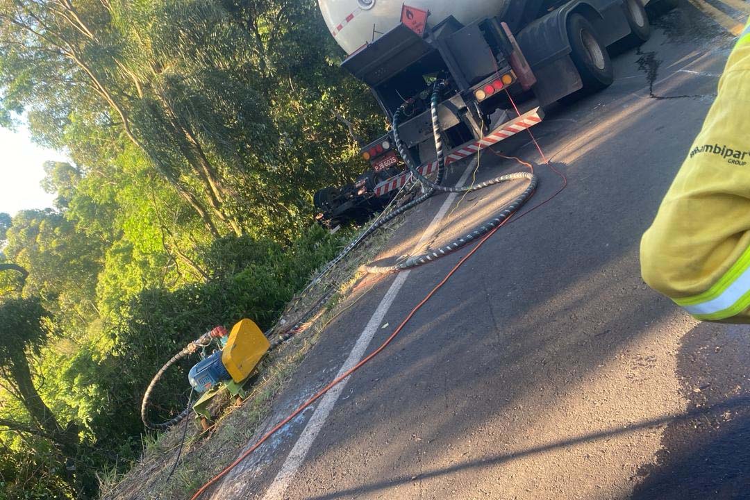 gás tombado na PR-182, para ilustrar aviso sobre segundo dia de trabalhos.