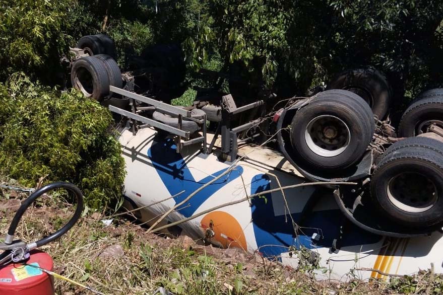 gás tombado na PR-182, para ilustrar aviso sobre segundo dia de trabalhos.