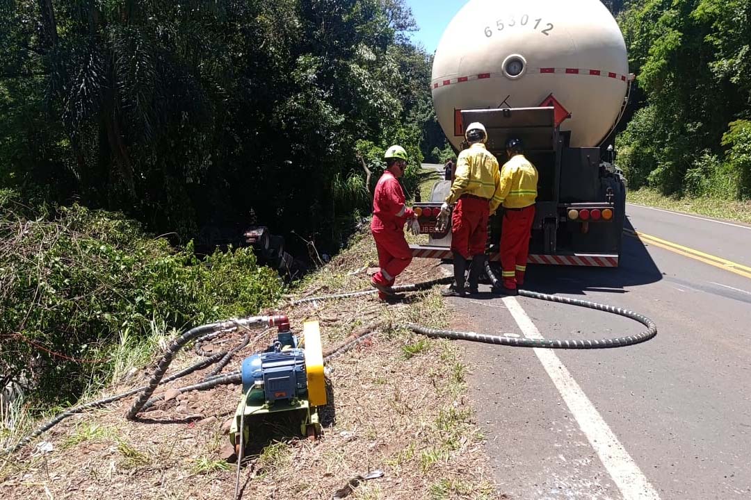 gás tombado na PR-182, para ilustrar aviso sobre segundo dia de trabalhos.