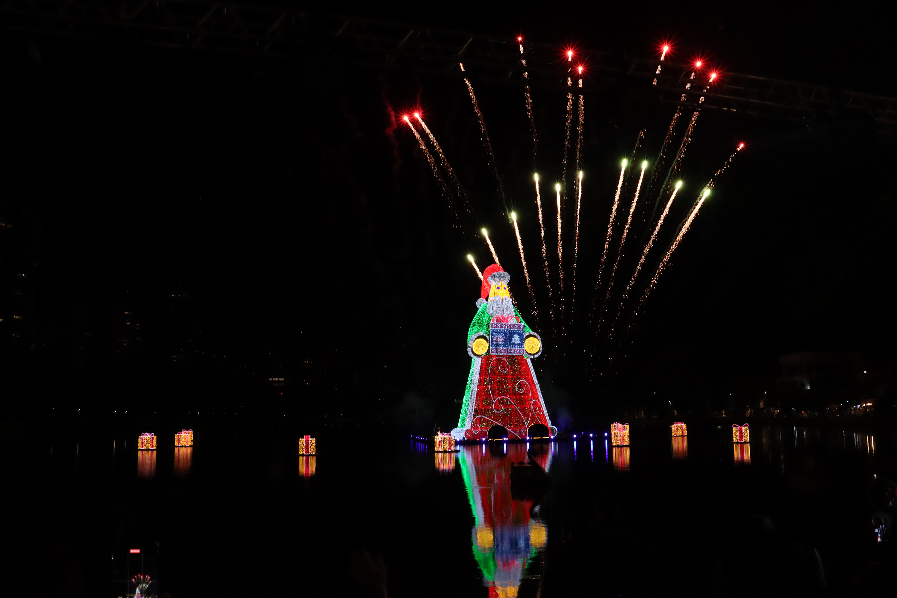 Maior Papai Noel do mundo fica no Paraná