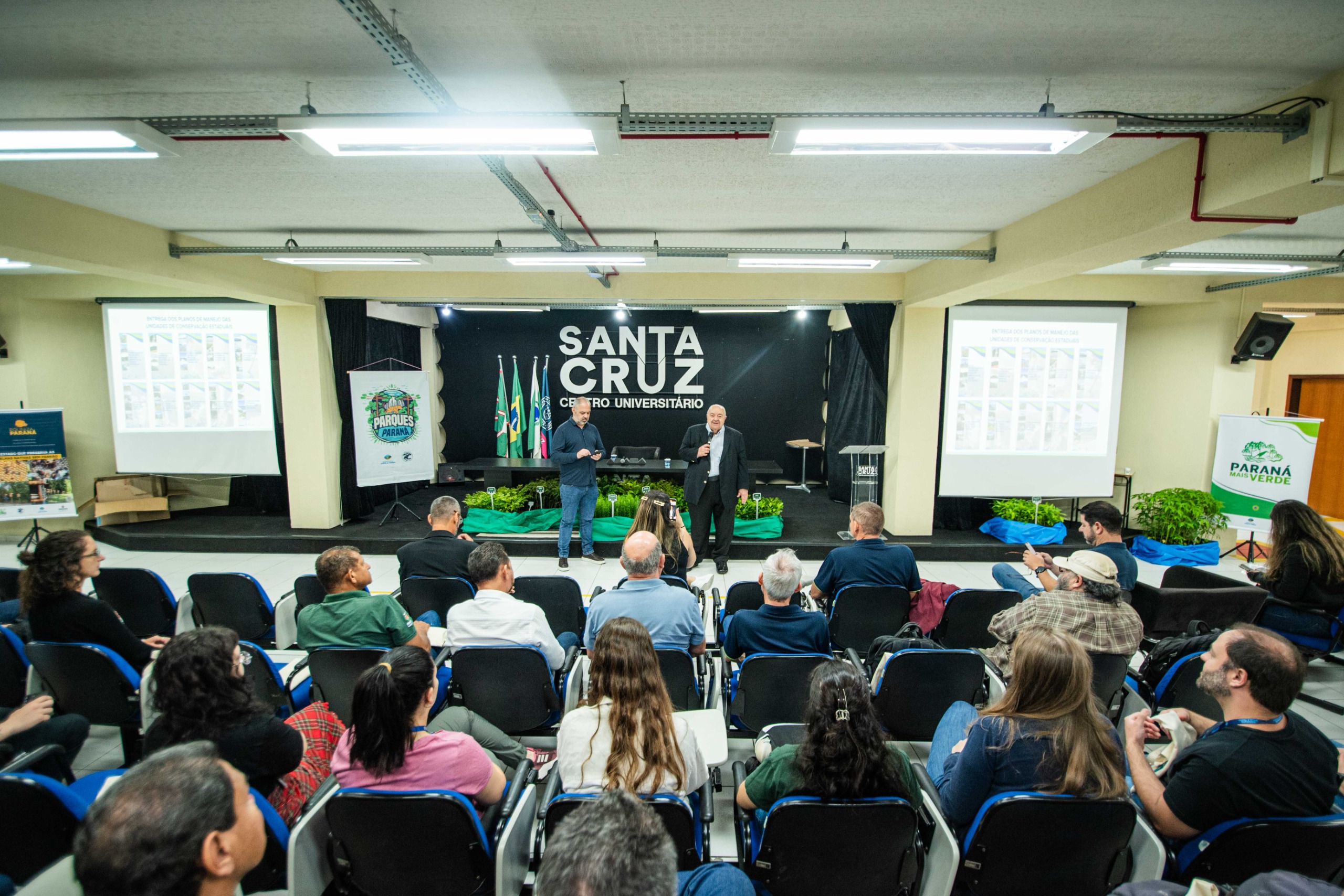 Instituto Água e Terra entregou nesta quinta-feira (11) 10 Planos de Manejo para as Unidades de Conservação (UCs). Nesta sexta-feira (12) será feito o repasse de 19 caminhonetes Ford Ranger.