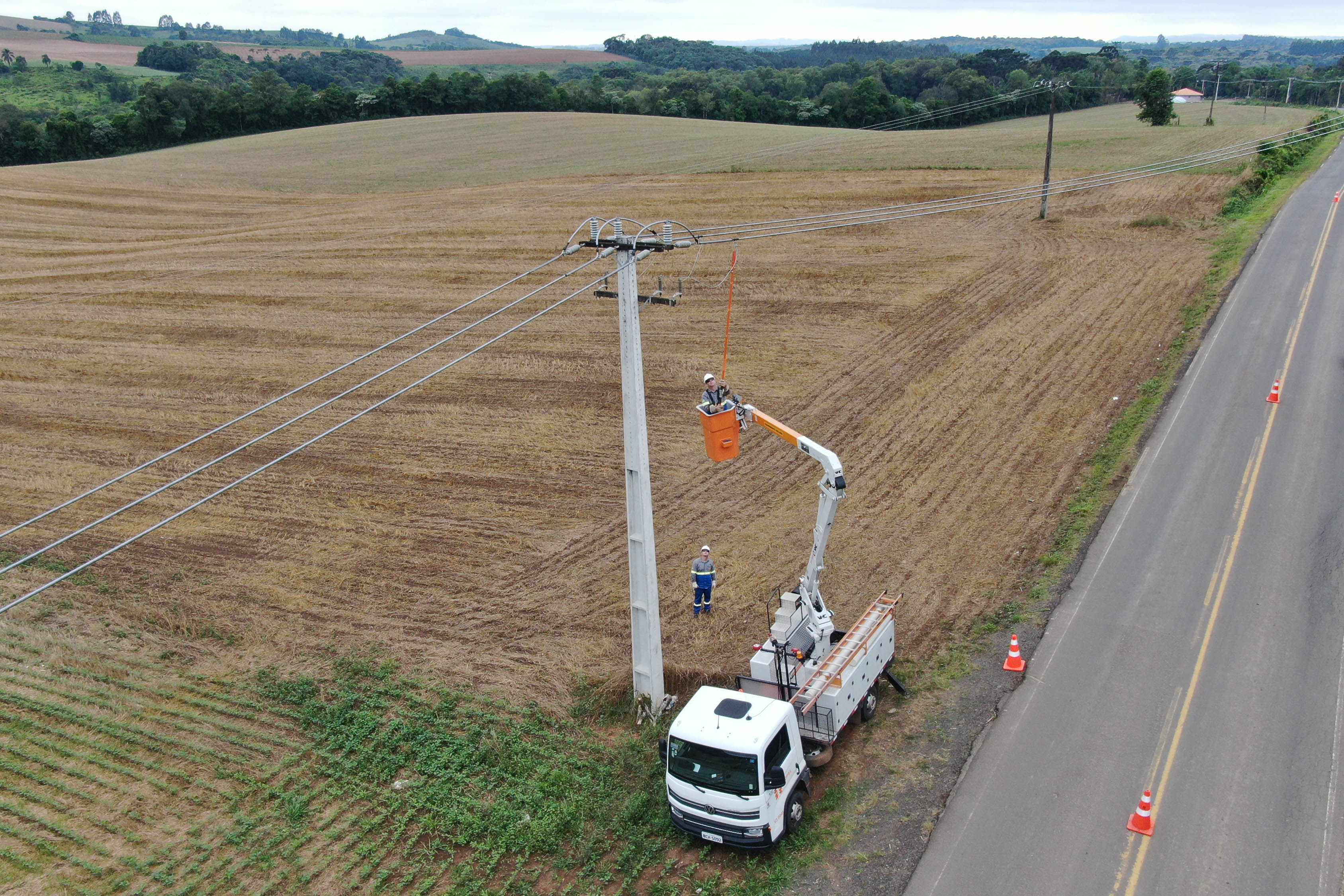 Com 25 mil km de novas redes rurais, Paraná Trifásico fortalece a agroindústria com energia mais potente e estável