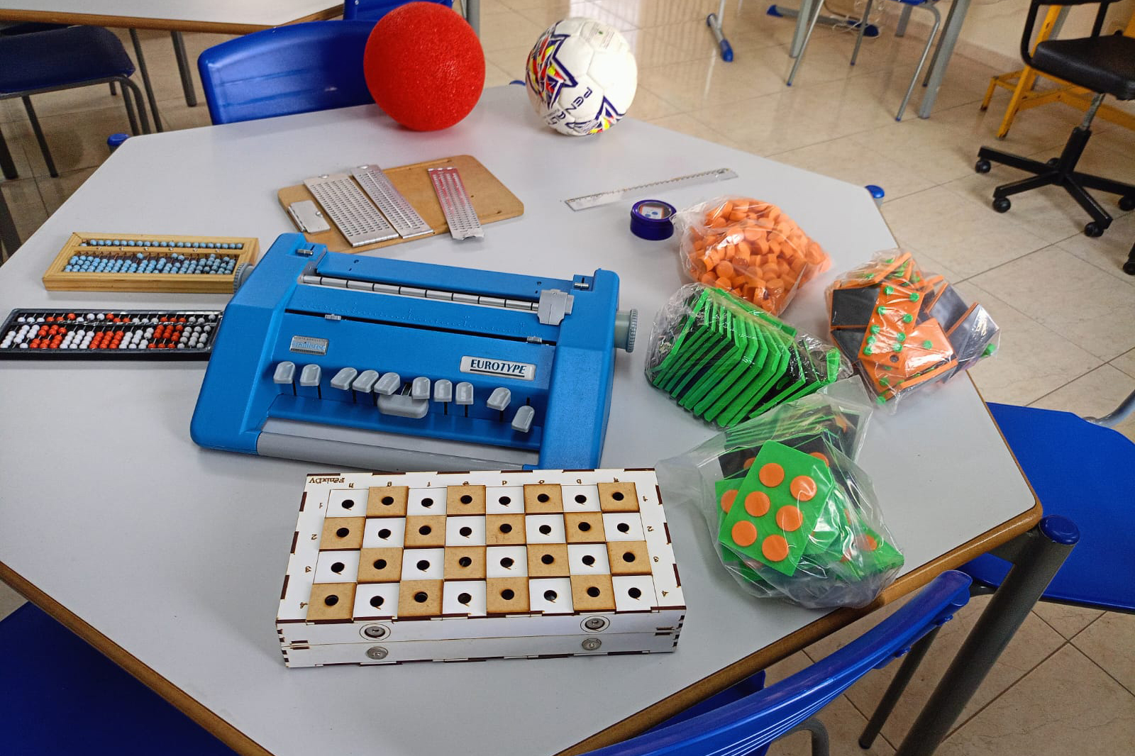 SEED - Dia Nacional da Pessoa com Deficiência Visual: Ações do Paraná garantem aprendizagem e autonomia a alunos cegos e com baixa visão