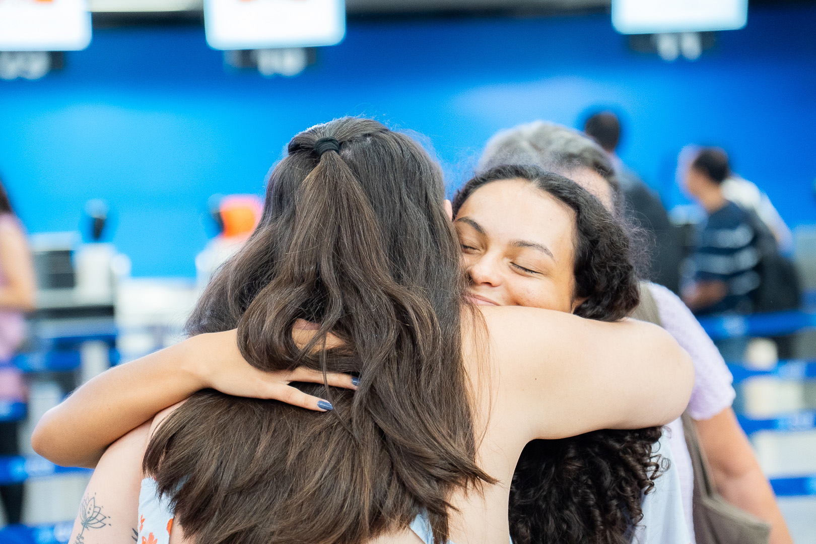 Com emoção e expectativas, 26 estudantes do Paraná embarcam para o Reino Unido pelo Programa Ganhando o Mundo